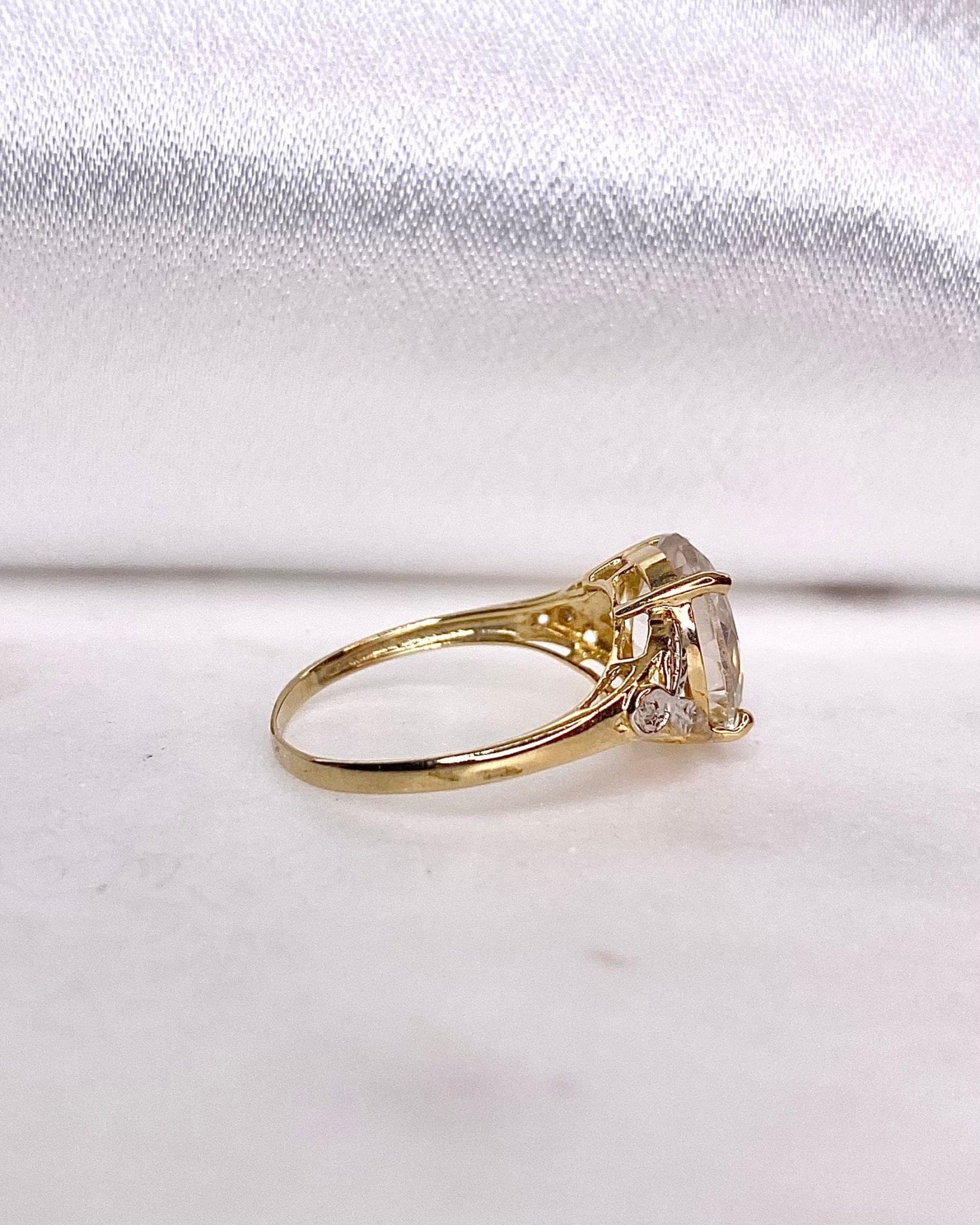 Bague Trilogie Cristal de Roche 2.96 carats &amp; Diamants "Nawel" - Elliade Paris
