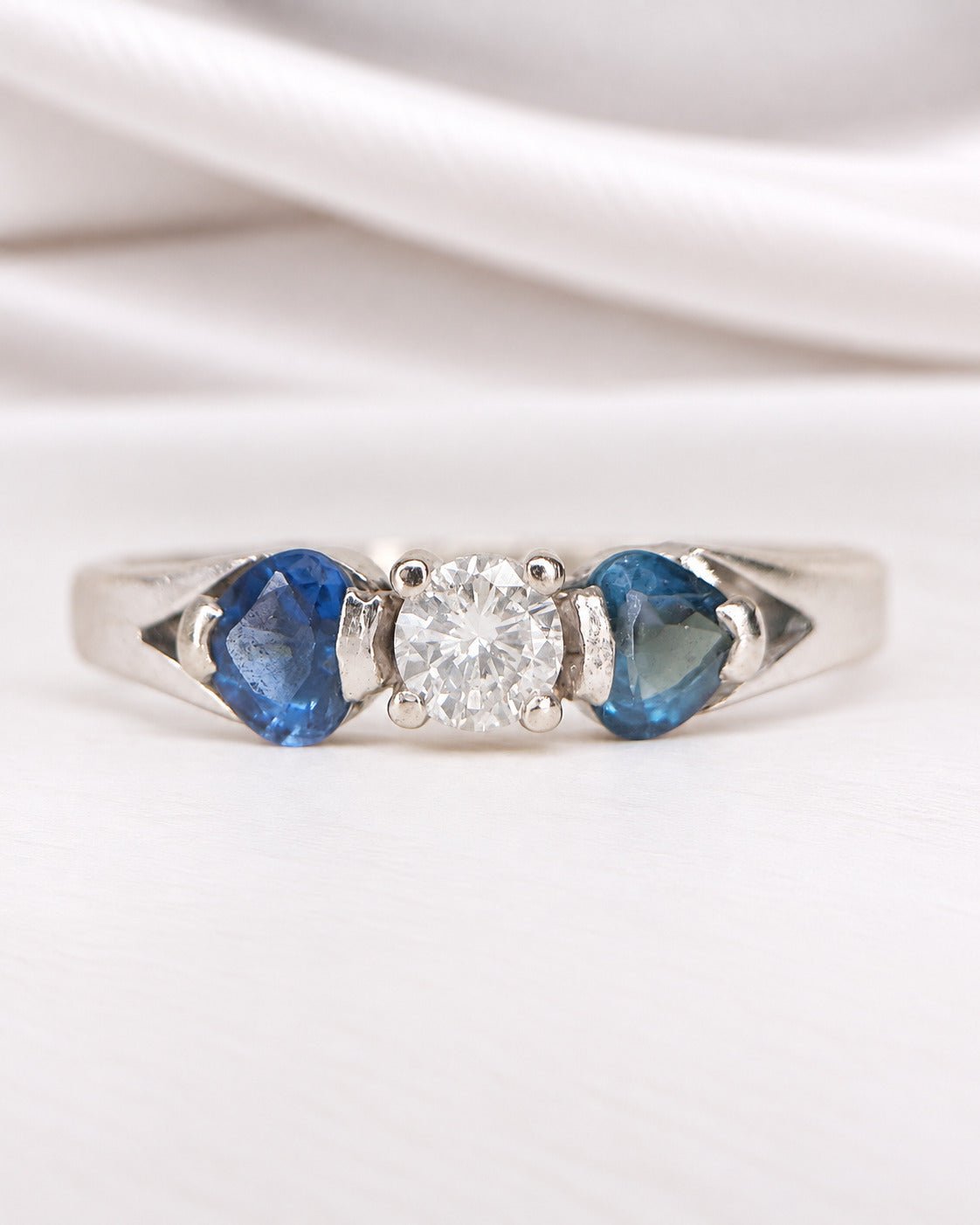 Bague Trilogie Diamant 0.20 carat &amp; Saphirs "Mélissa" - Elliade Paris