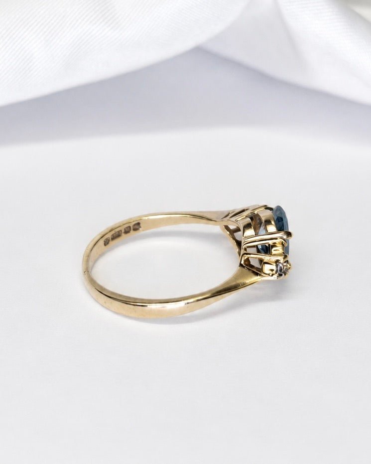 Bague Trilogie Diamant 0.85 carat &amp; Saphirs "Lévia" - Elliade Paris