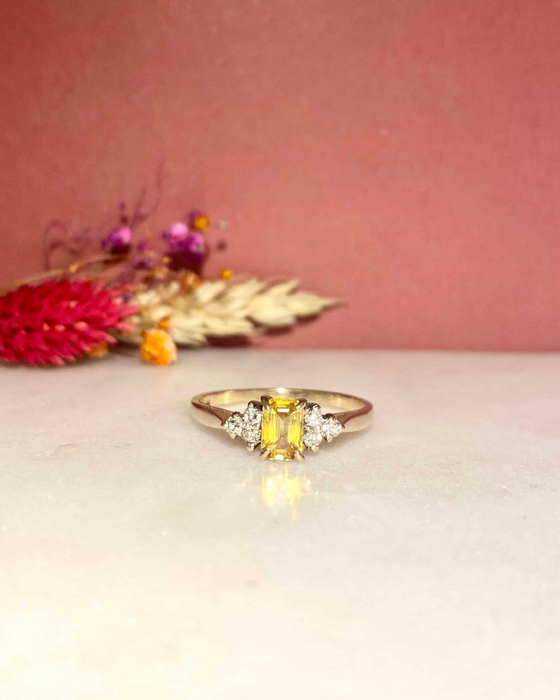 Bague Trilogie Saphir Jaune 0.70 carat &amp; Diamants &quot;Nathalie&quot;
