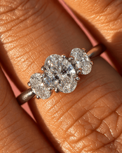 Bague Trilogie Diamants ovale 1.70 carat G/VS "Pénelope" - Elliade Paris