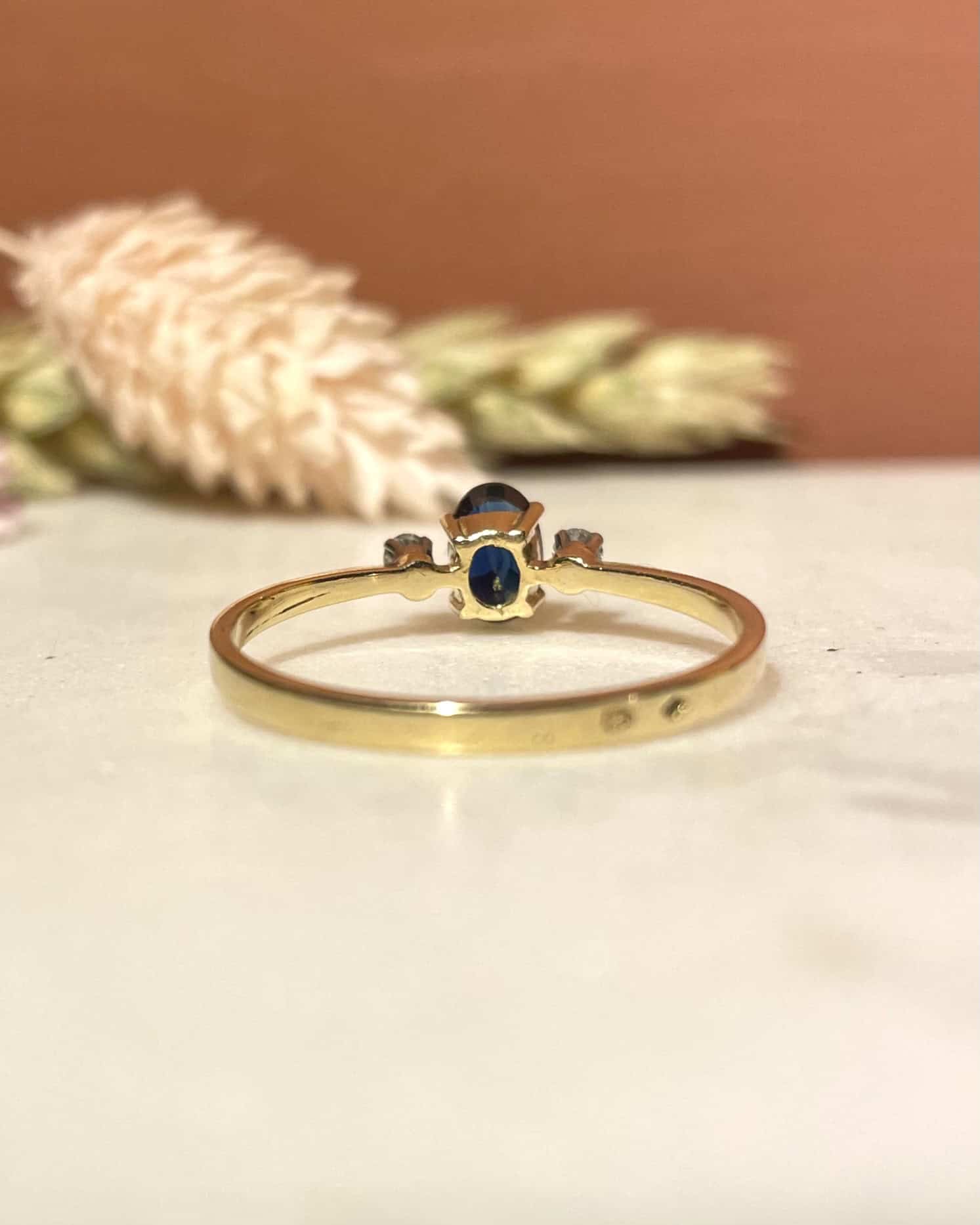 Bague Trilogie Saphir 0.60 carat &amp; Diamants "Lucile" - Elliade Paris