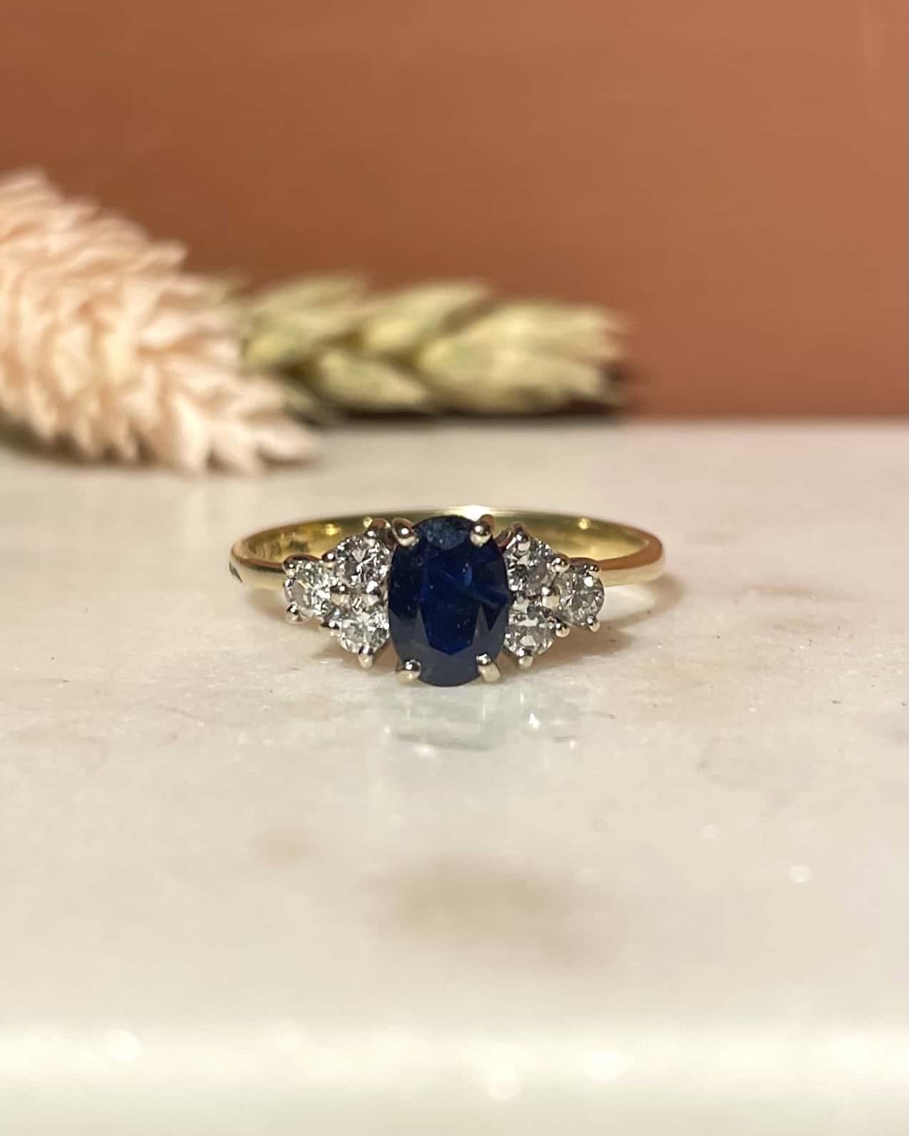 Bague Trilogie Saphir 0.70 carat &amp; Diamants "Tina" - Elliade Paris