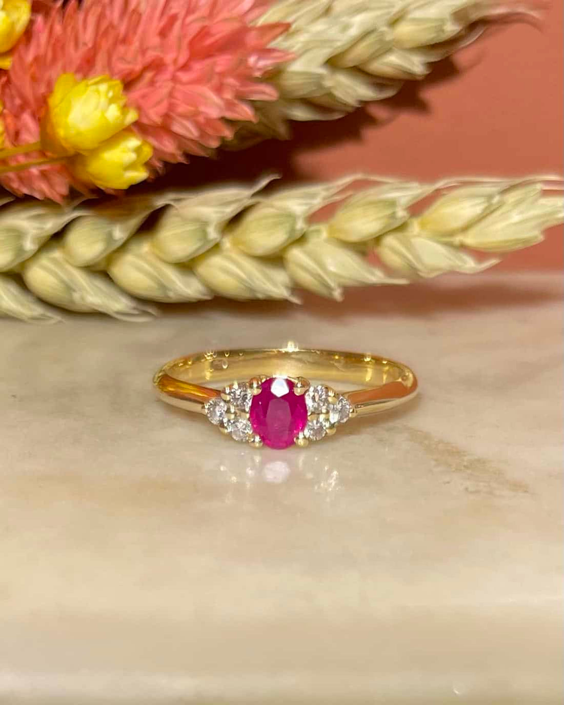 Anillo &quot;Inessa&quot; de trilogía de rubíes y diamantes de 0,35 quilates