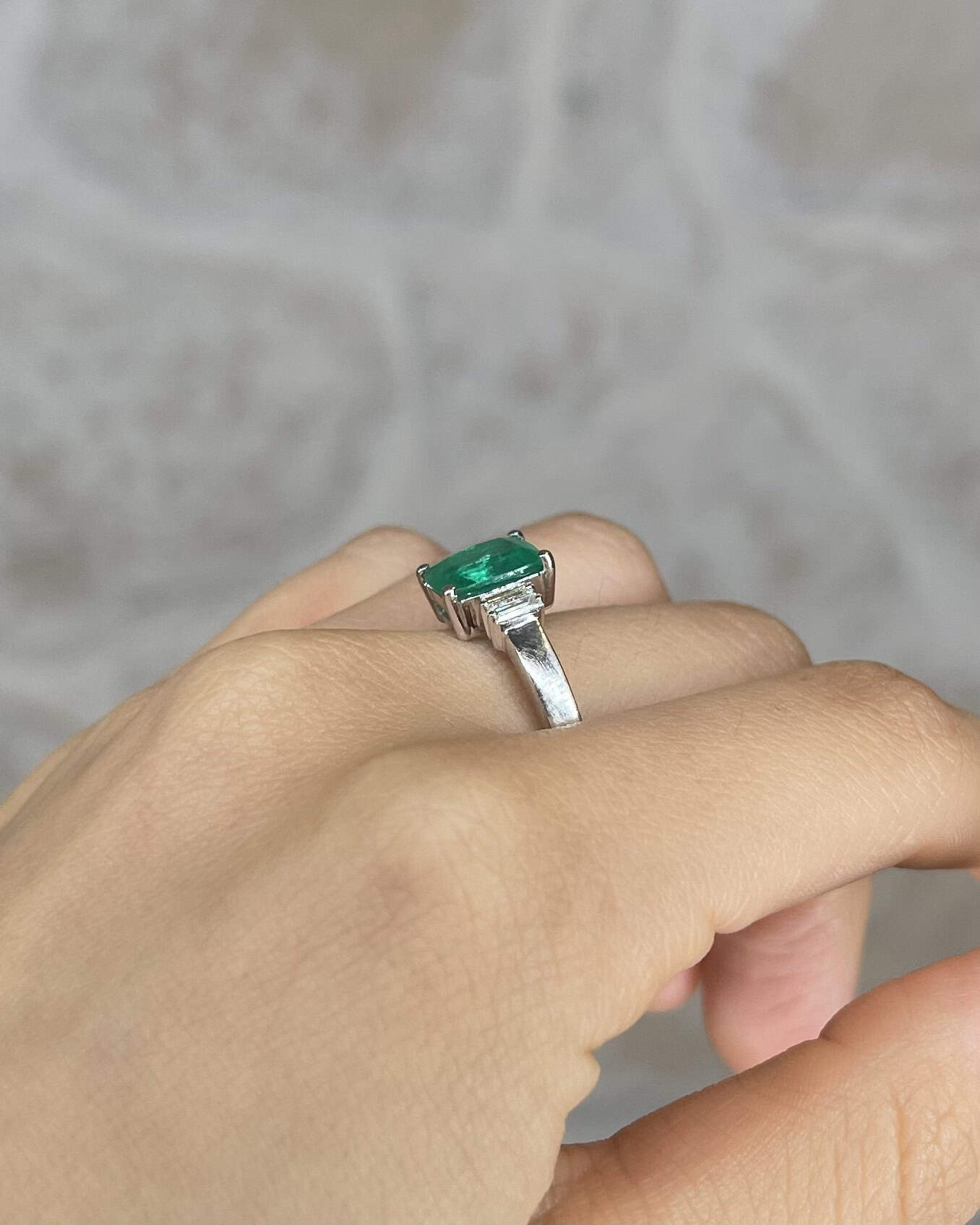 Bague Trilogie Émeraude 1.26 carat &amp; Diamants Baguette "Marion" - Elliade Paris
