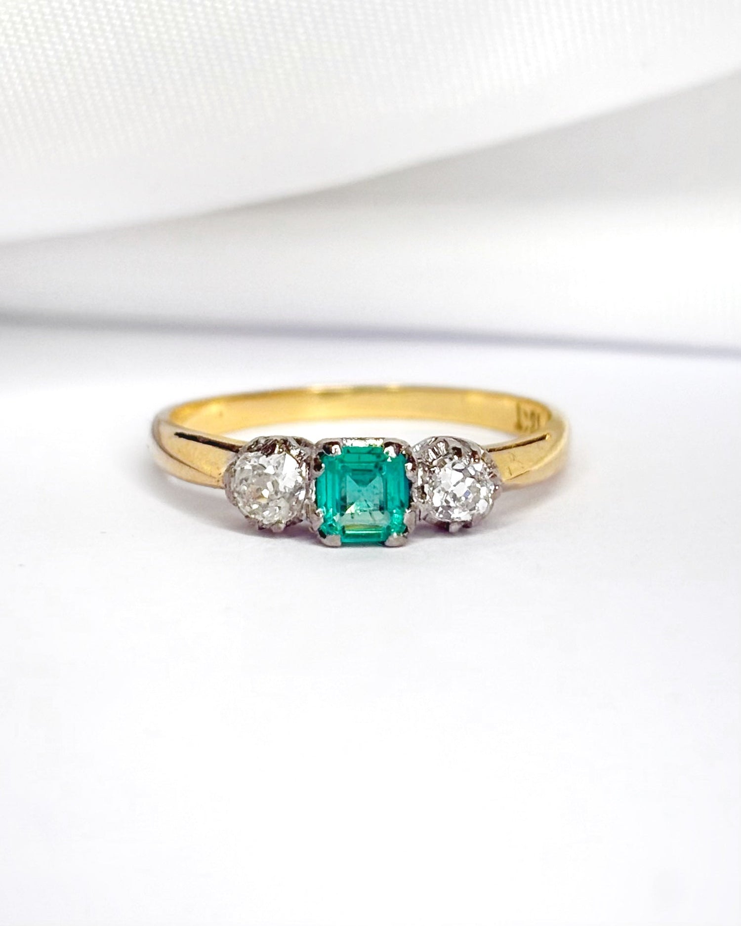 Bague Trilogie Émeraude 0.24 carat &amp; Diamants "Lucia" - Elliade Paris