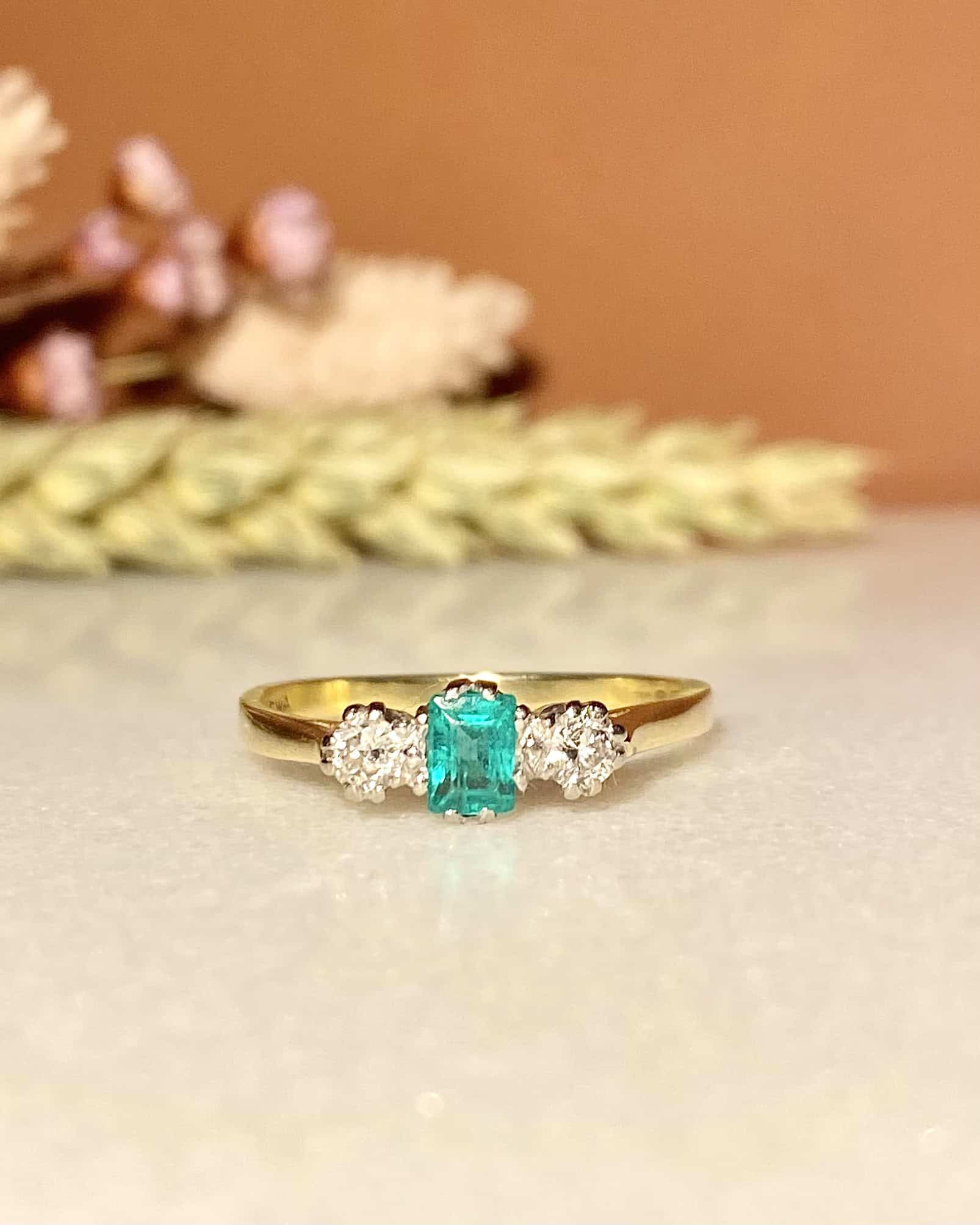 Bague Trilogie Emeraude 0.30 carat &amp; Diamants "Serena" - Elliade Paris