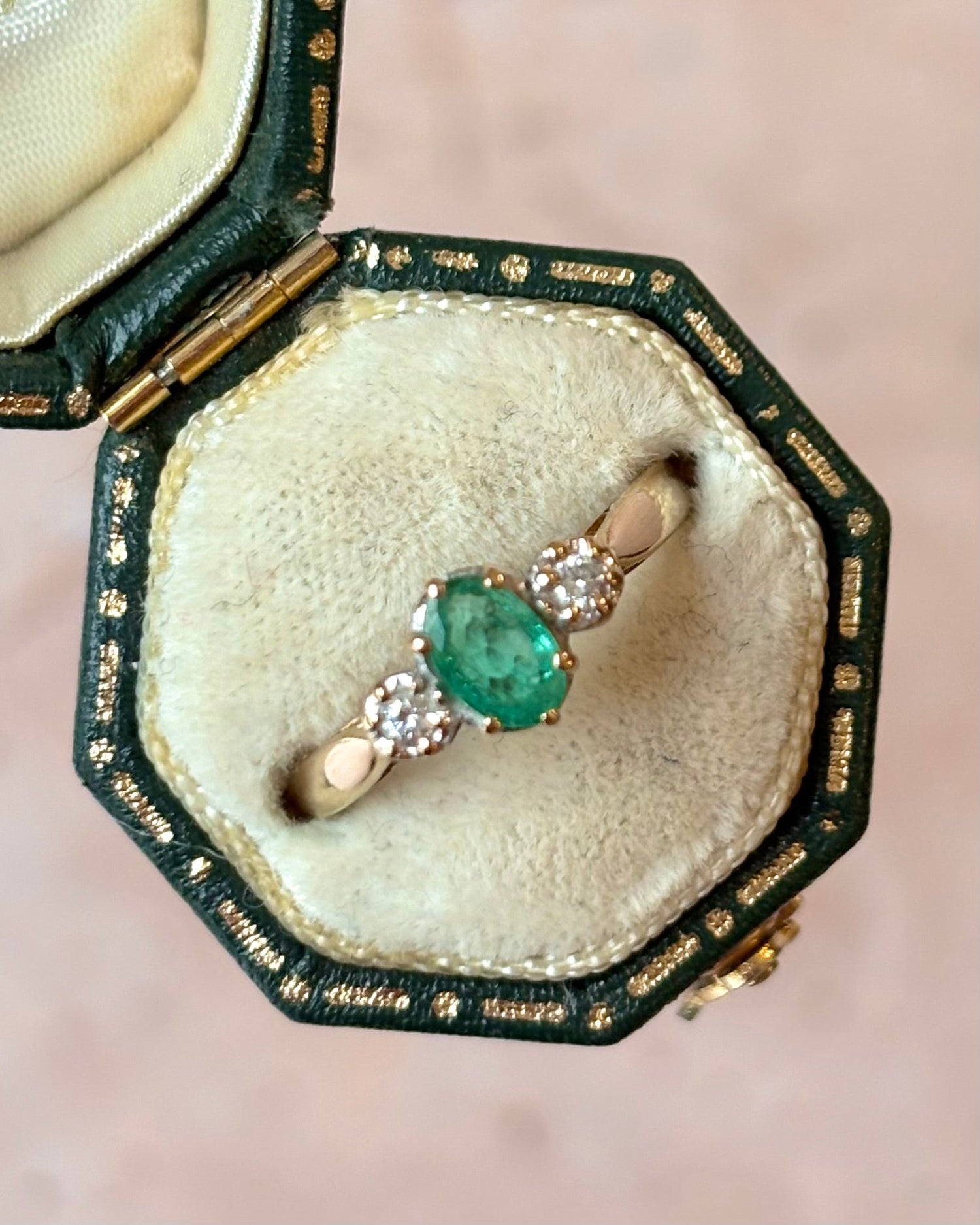 Bague Trilogie Émeraude 0.30 carat &amp; Diamants "Suzanne" - Elliade Paris