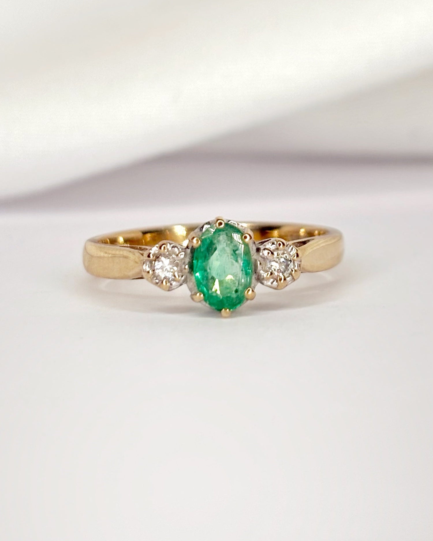 Bague Trilogie Émeraude 0.30 carat &amp; Diamants "Suzanne" - Elliade Paris