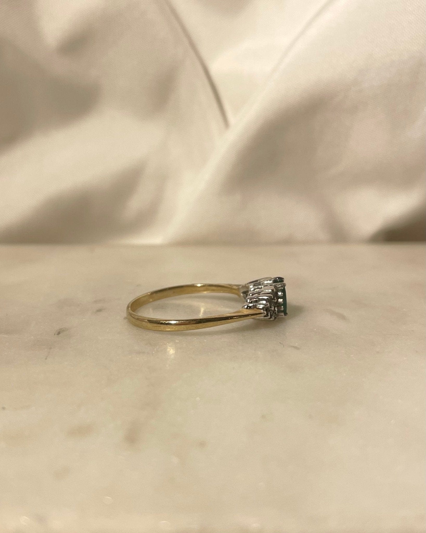 Bague Trilogie Emeraude 0.35 Carat &amp; Diamants "Hedda" - Elliade Paris