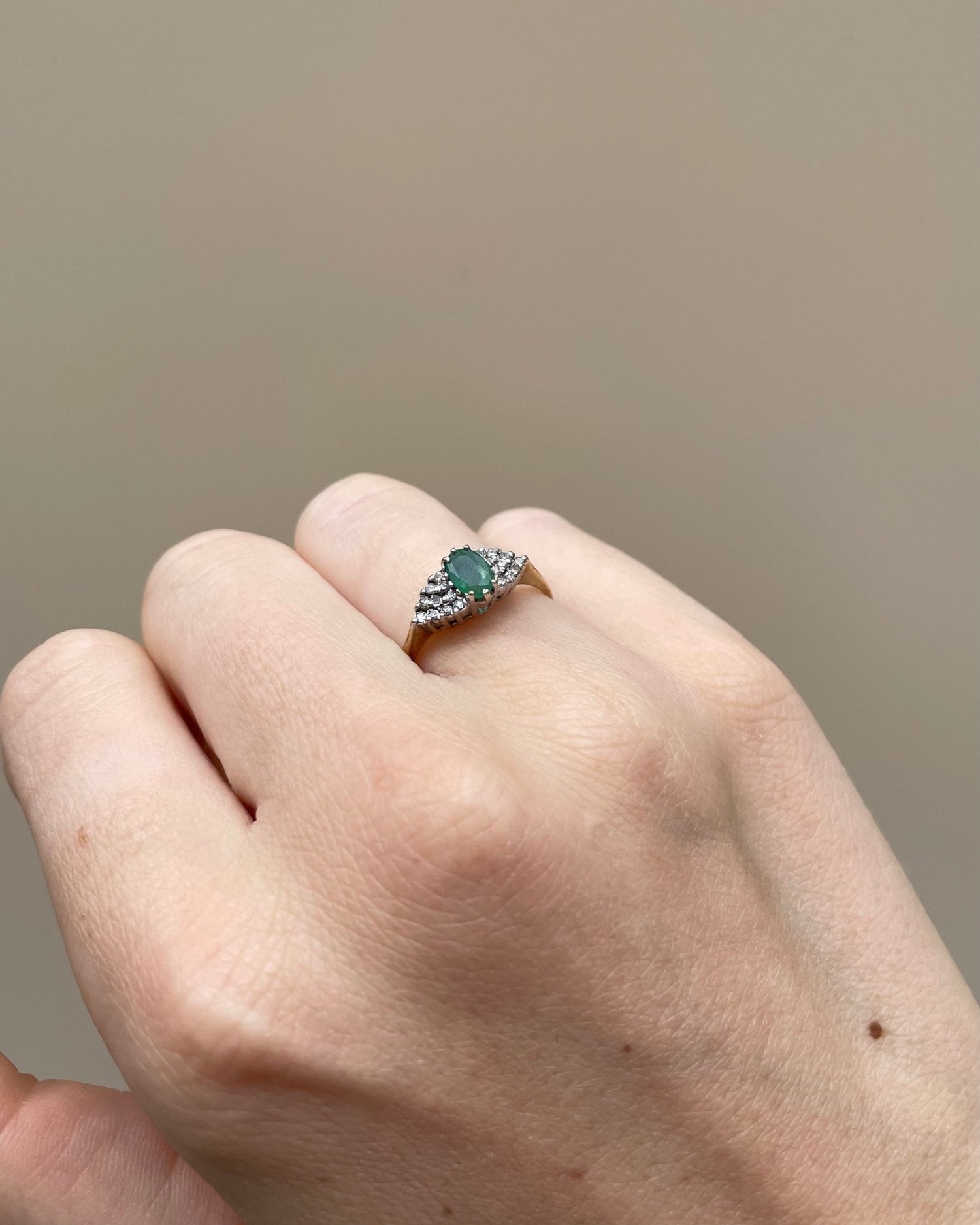 Bague Trilogie Emeraude 0.35 Carat &amp; Diamants &quot;Hedda&quot; - Elliade Paris