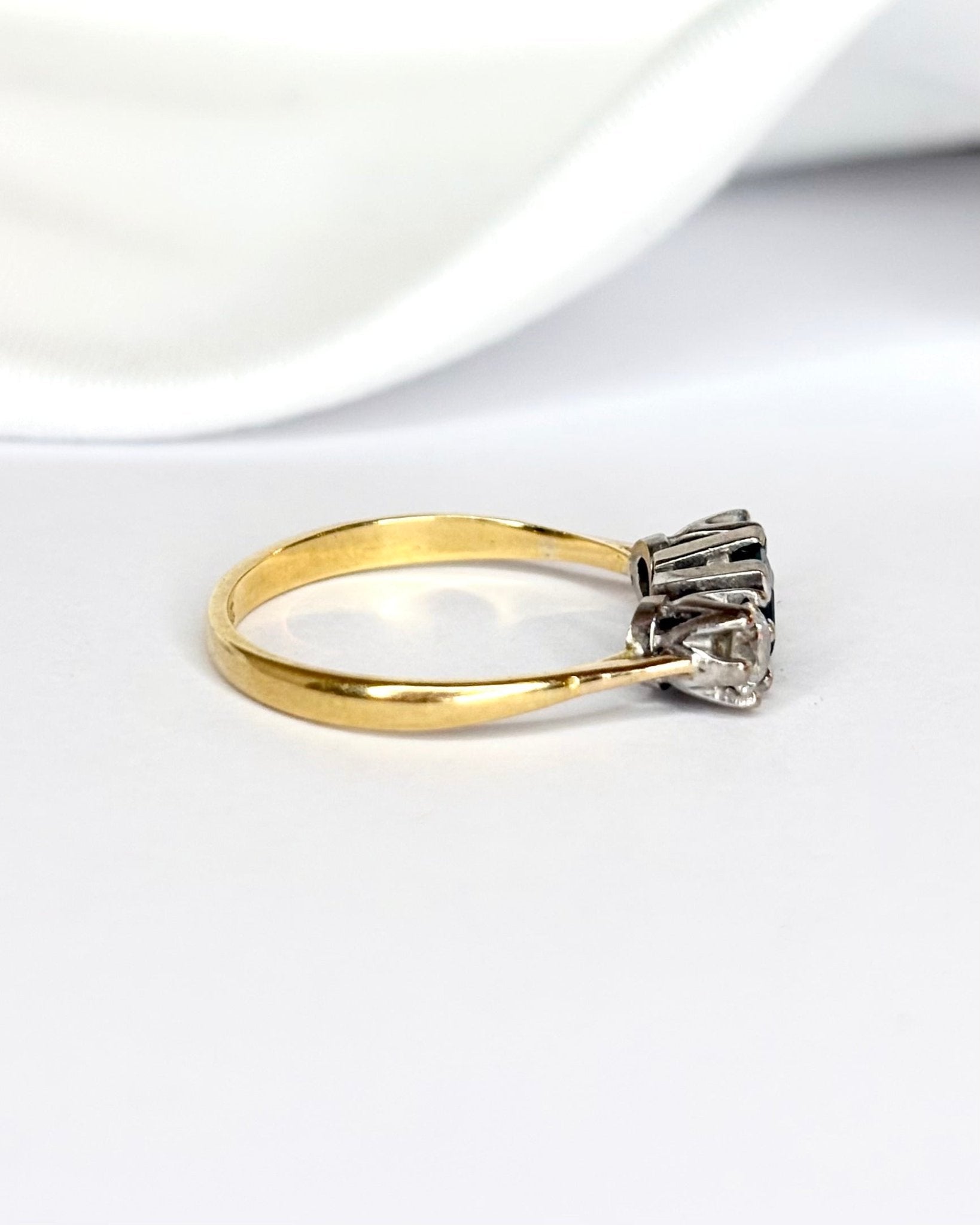 Bague Trilogie Émeraude 0.36 carat &amp; Diamants 0.30 carat "Rafaella" - Elliade Paris
