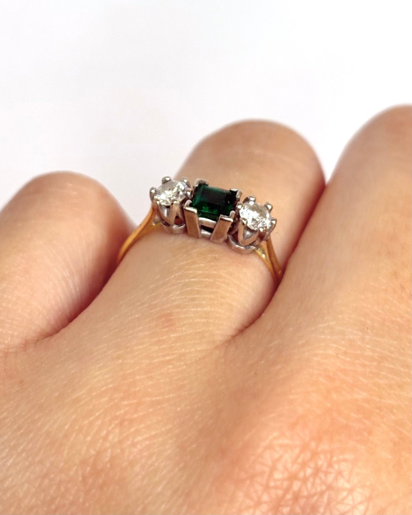 Bague Trilogie Émeraude 0.36 carat &amp; Diamants 0.30 carat "Rafaella" - Elliade Paris