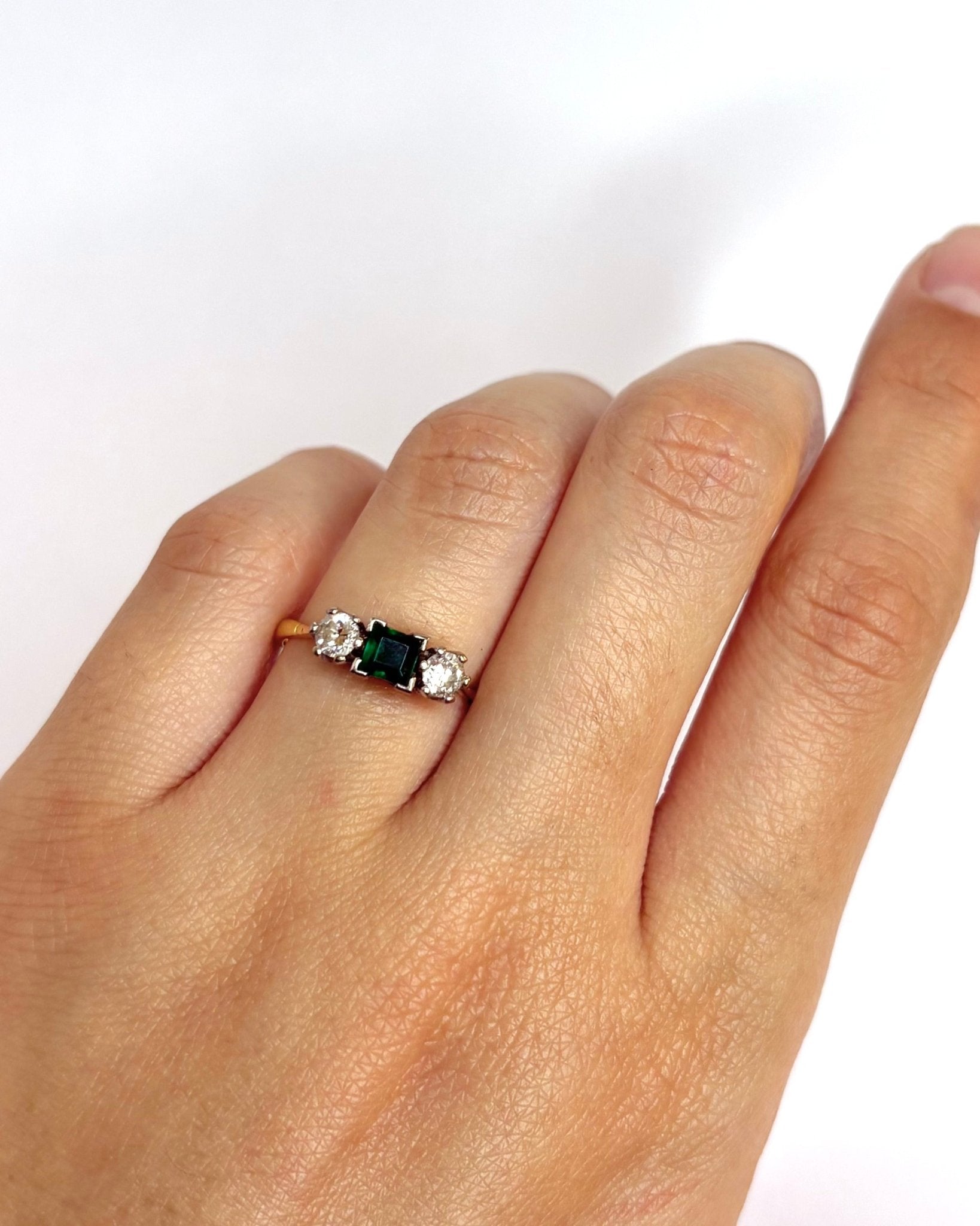 Bague Trilogie Émeraude 0.36 carat &amp; Diamants 0.30 carat "Rafaella" - Elliade Paris