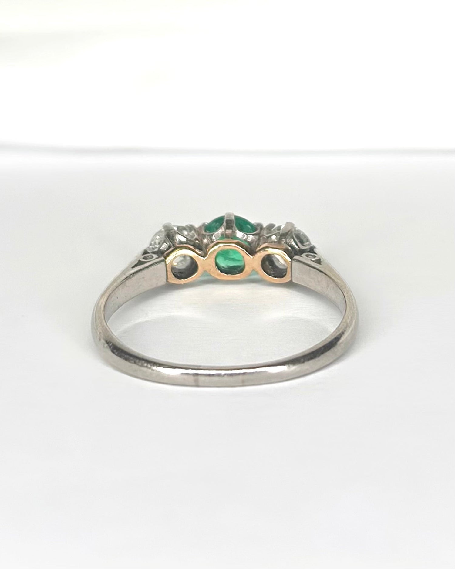 Bague Trilogie Émeraude 0.40 carat &amp; Diamants 0.40 carat "Maeva" - Elliade Paris