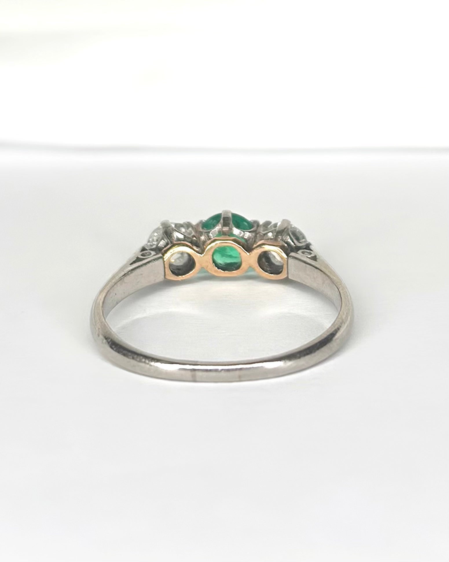 Bague Trilogie Émeraude 0.40 carat &amp; Diamants 0.40 carat "Maeva" - Elliade Paris