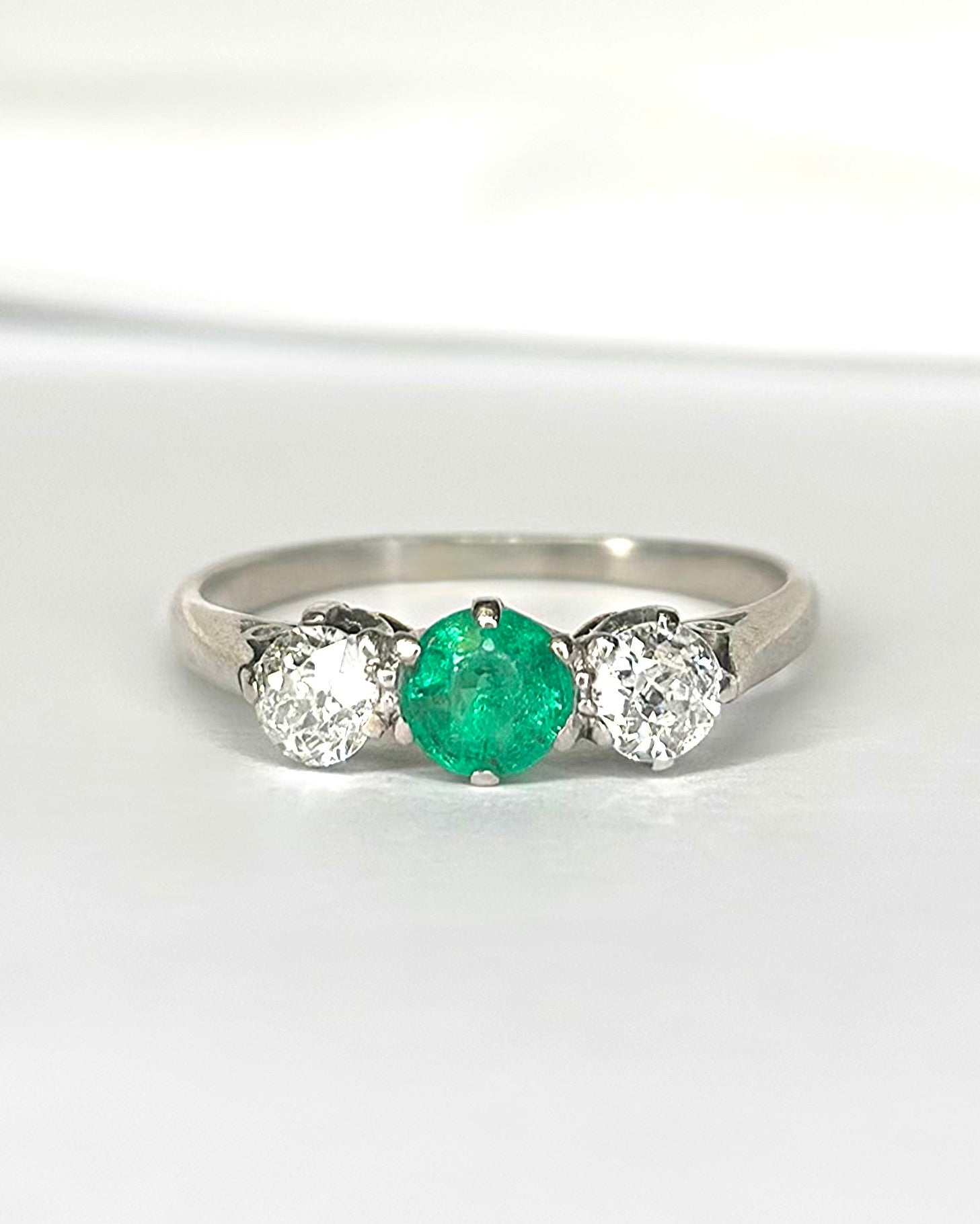 Bague Trilogie Émeraude 0.40 carat &amp; Diamants 0.40 carat "Maeva" - Elliade Paris