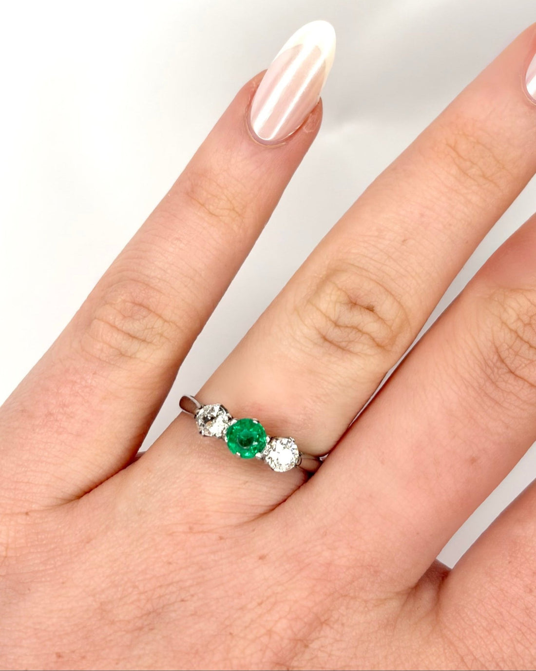 Bague Trilogie Émeraude 0.40 carat &amp; Diamants 0.40 carat "Maeva" - Elliade Paris