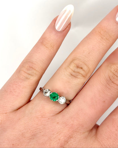 Bague Trilogie Émeraude 0.40 carat &amp; Diamants 0.40 carat "Maeva" - Elliade Paris