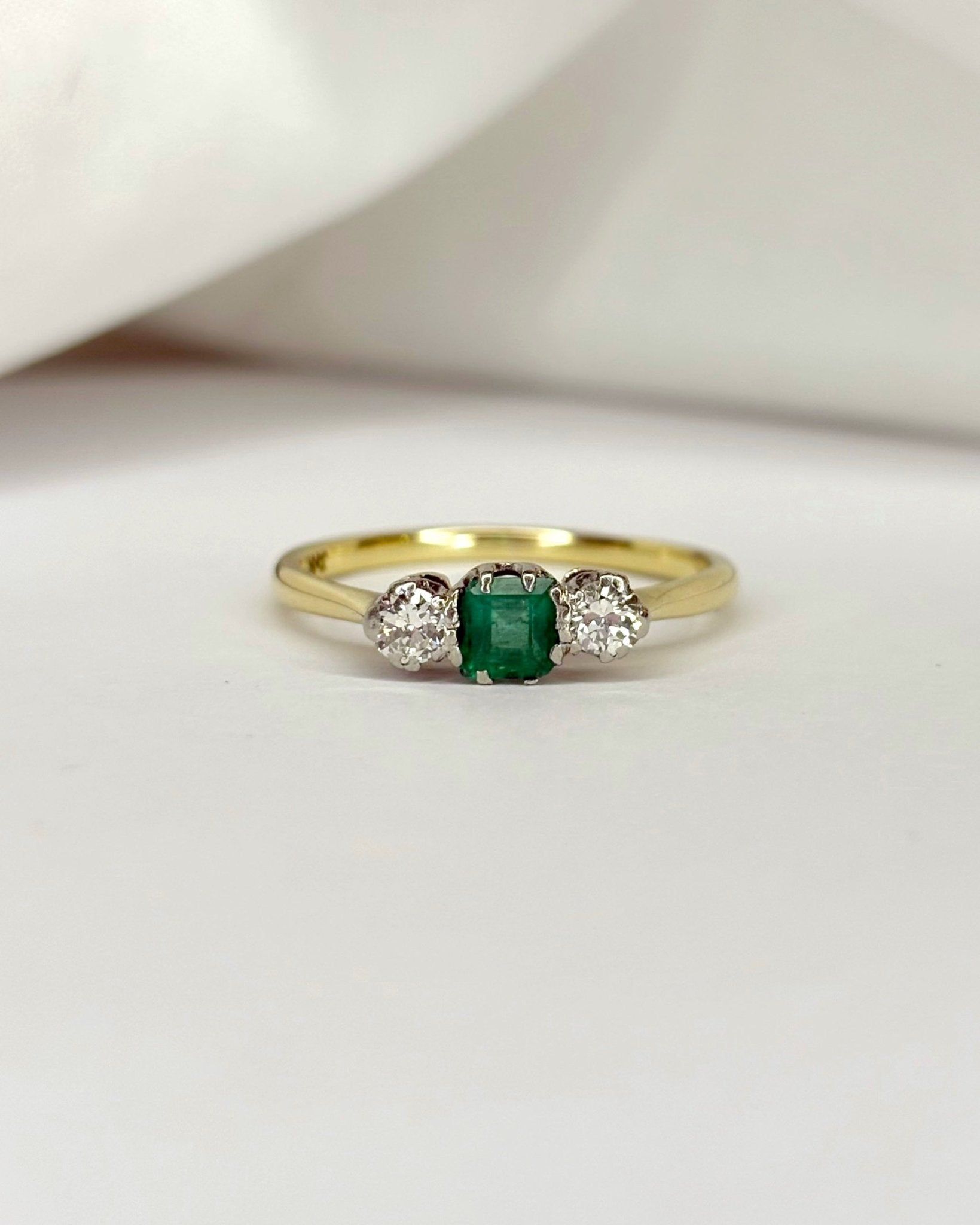 Bague Trilogie Émeraude 0.42 carat &amp; 2 Diamants "Enes" - Elliade Paris