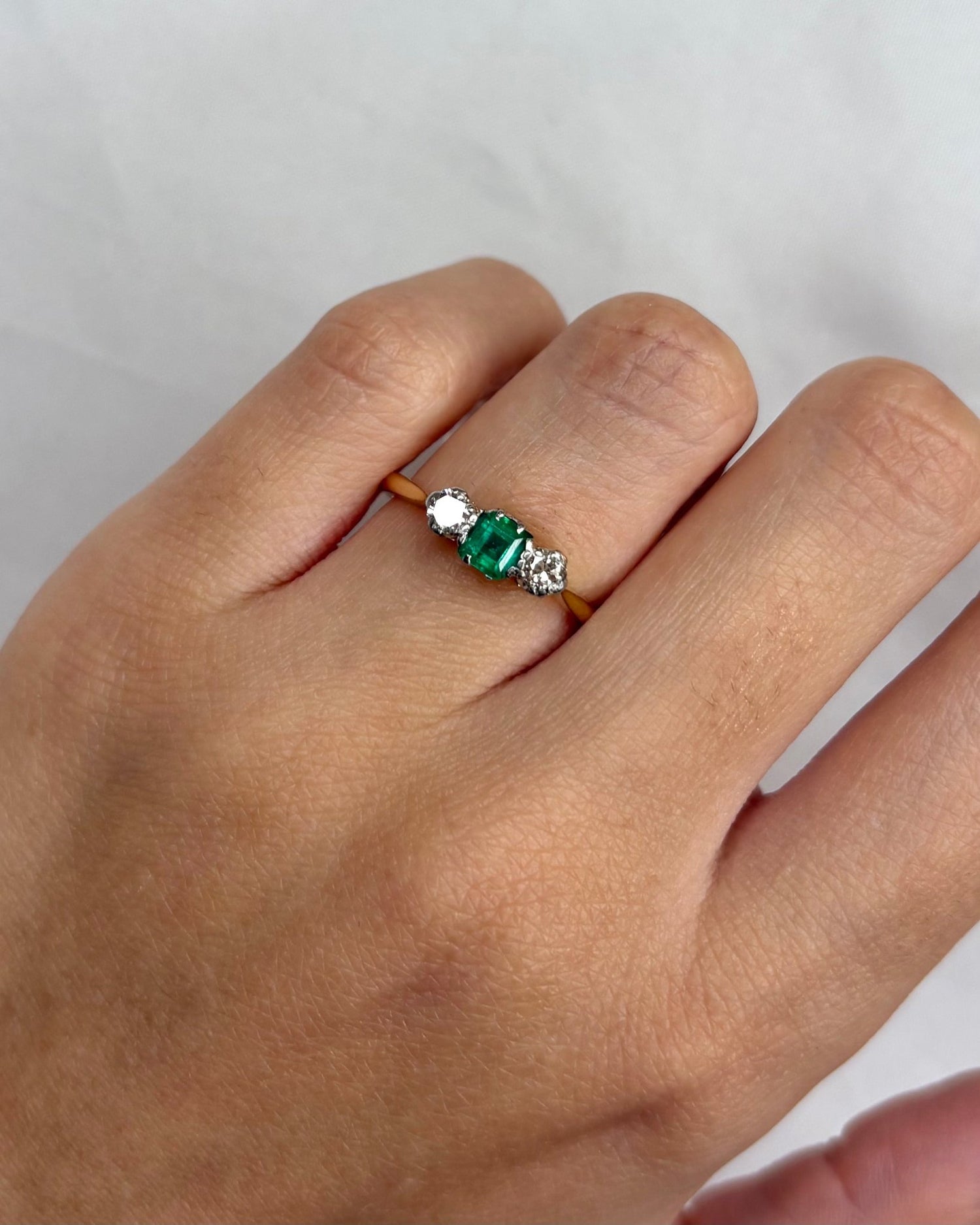 Bague Trilogie Émeraude 0.42 carat &amp; 2 Diamants &quot;Enes&quot; - Elliade Paris