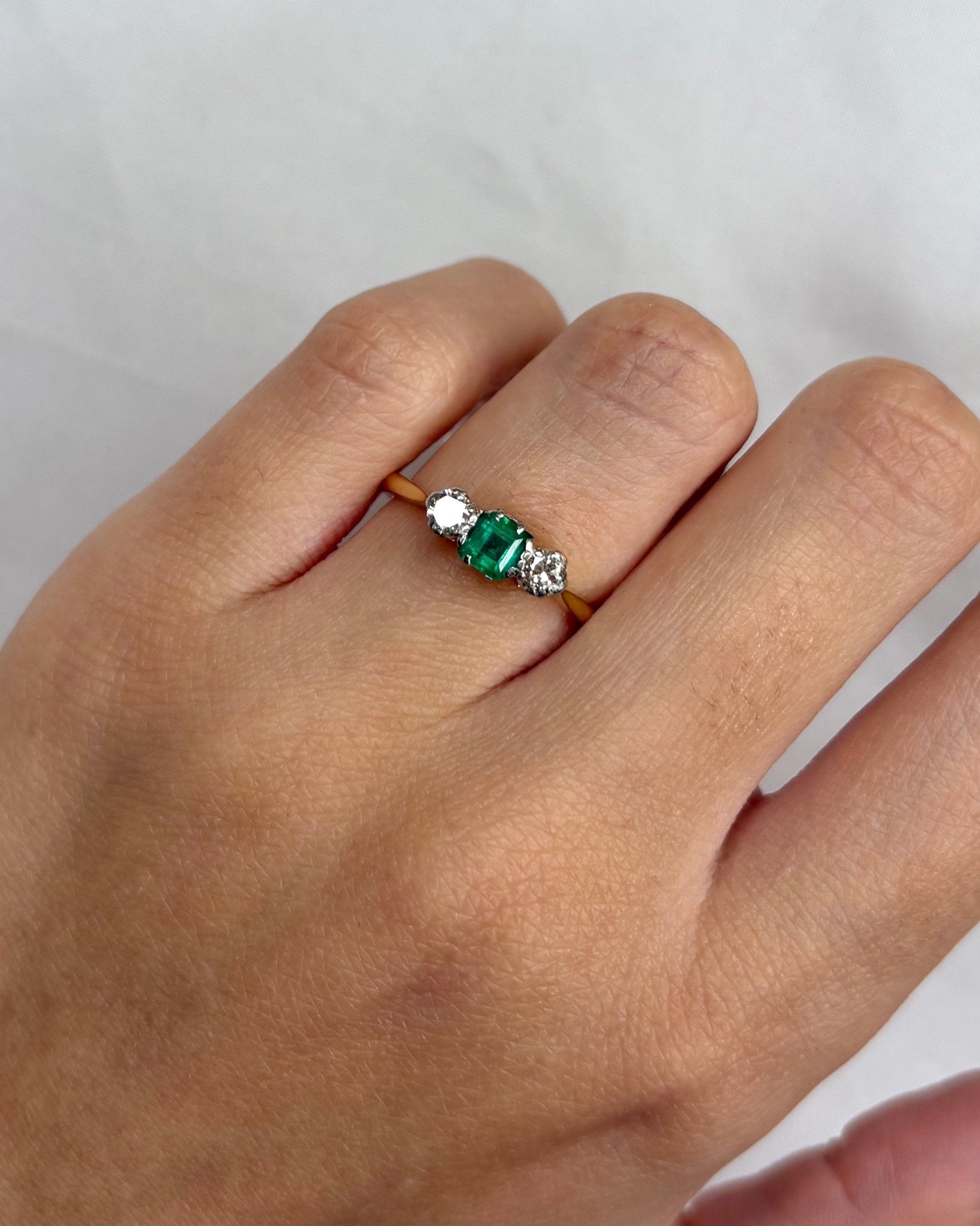 Bague Trilogie Émeraude 0.42 carat &amp; 2 Diamants "Enes" - Elliade Paris