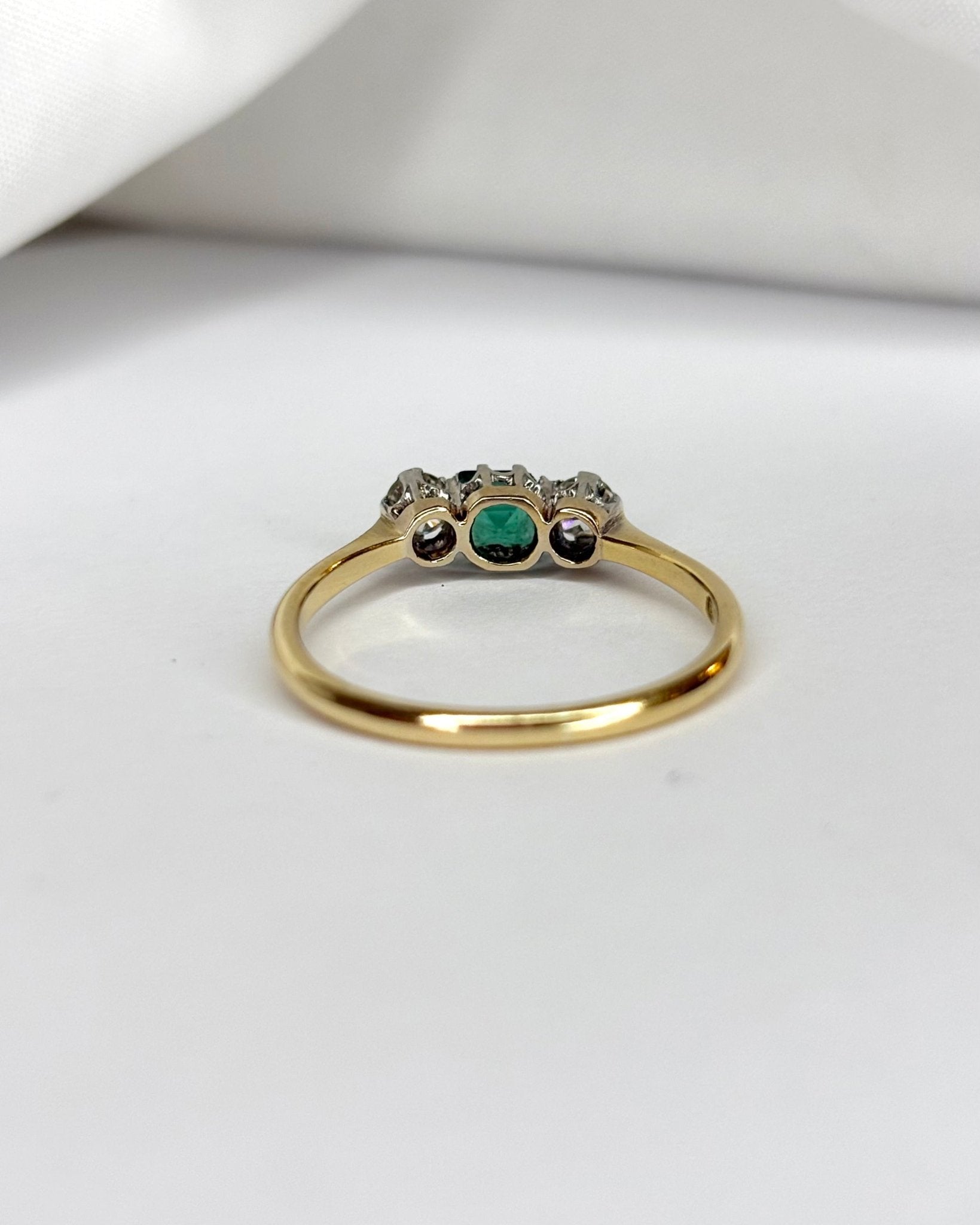 Bague Trilogie Émeraude 0.42 carat &amp; 2 Diamants "Enes" - Elliade Paris