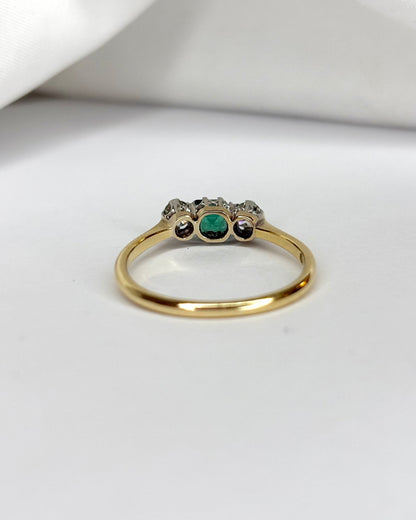 Bague Trilogie Émeraude 0.42 carat &amp; 2 Diamants &quot;Enes&quot; - Elliade Paris