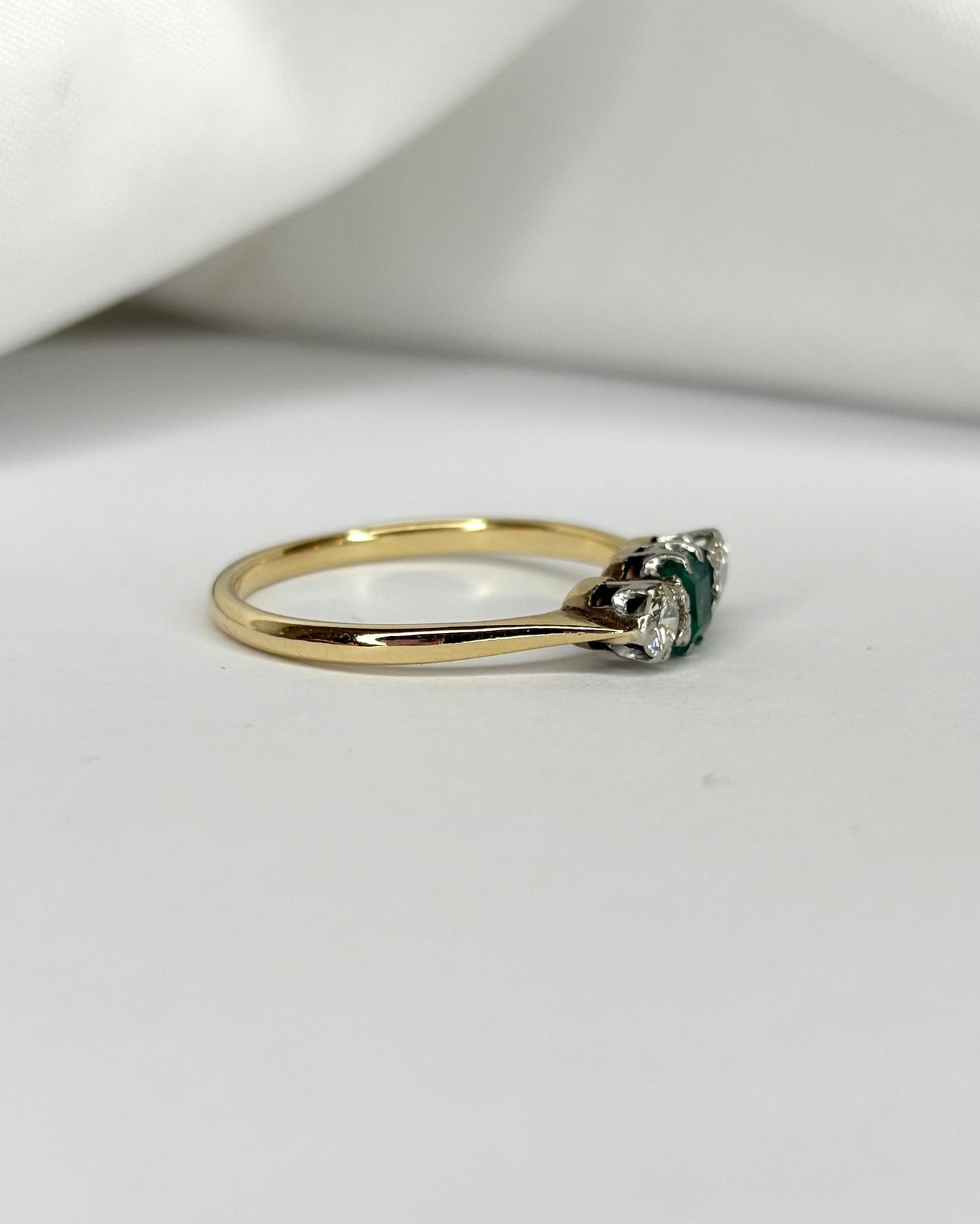 Bague Trilogie Émeraude 0.42 carat &amp; 2 Diamants &quot;Enes&quot; - Elliade Paris