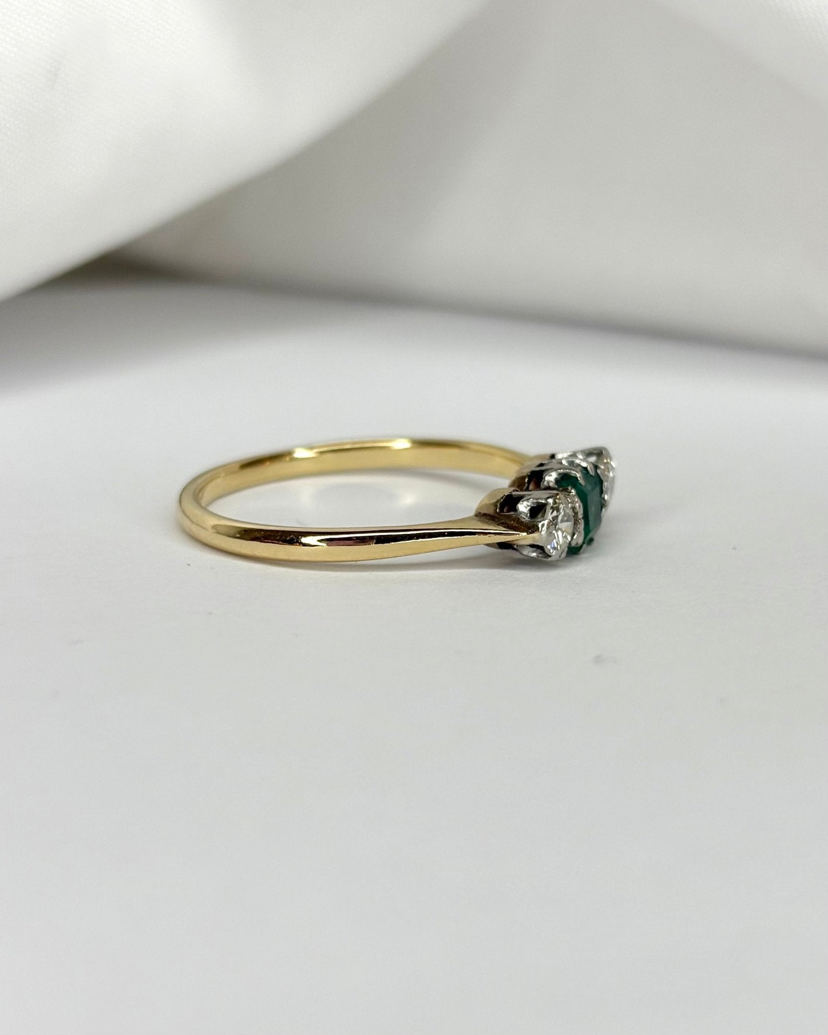 Bague Trilogie Émeraude 0.42 carat &amp; 2 Diamants "Enes" - Elliade Paris