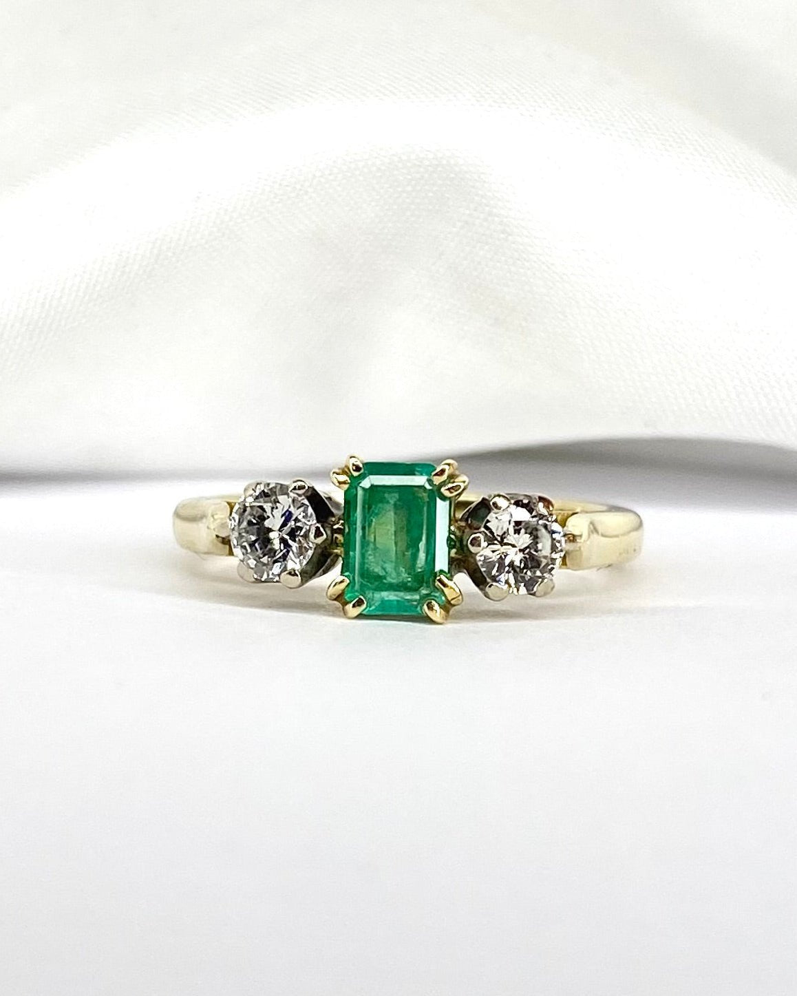 Bague Trilogie Émeraude 0.45 carat &amp; Diamants 0.40 carat "Lara" - Elliade Paris
