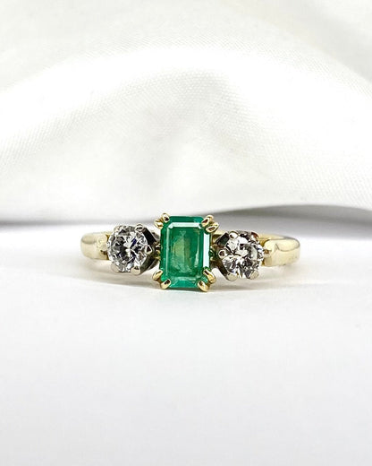 Bague Trilogie Émeraude 0.45 carat &amp; Diamants 0.40 carat &quot;Lara&quot; - Elliade Paris