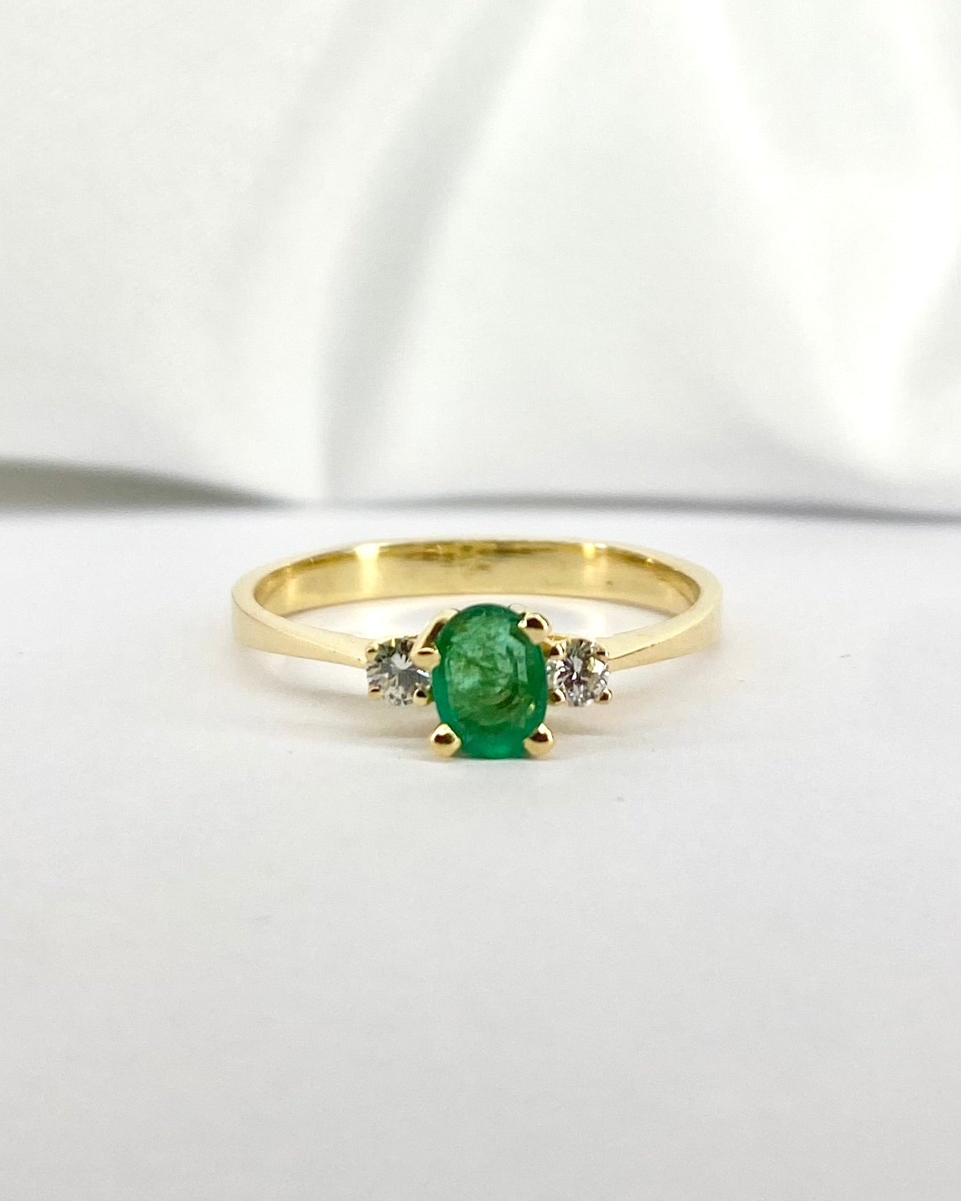 Bague Trilogie Emeraude 0.45 carat &amp; Diamants "Léontine" - Elliade Paris