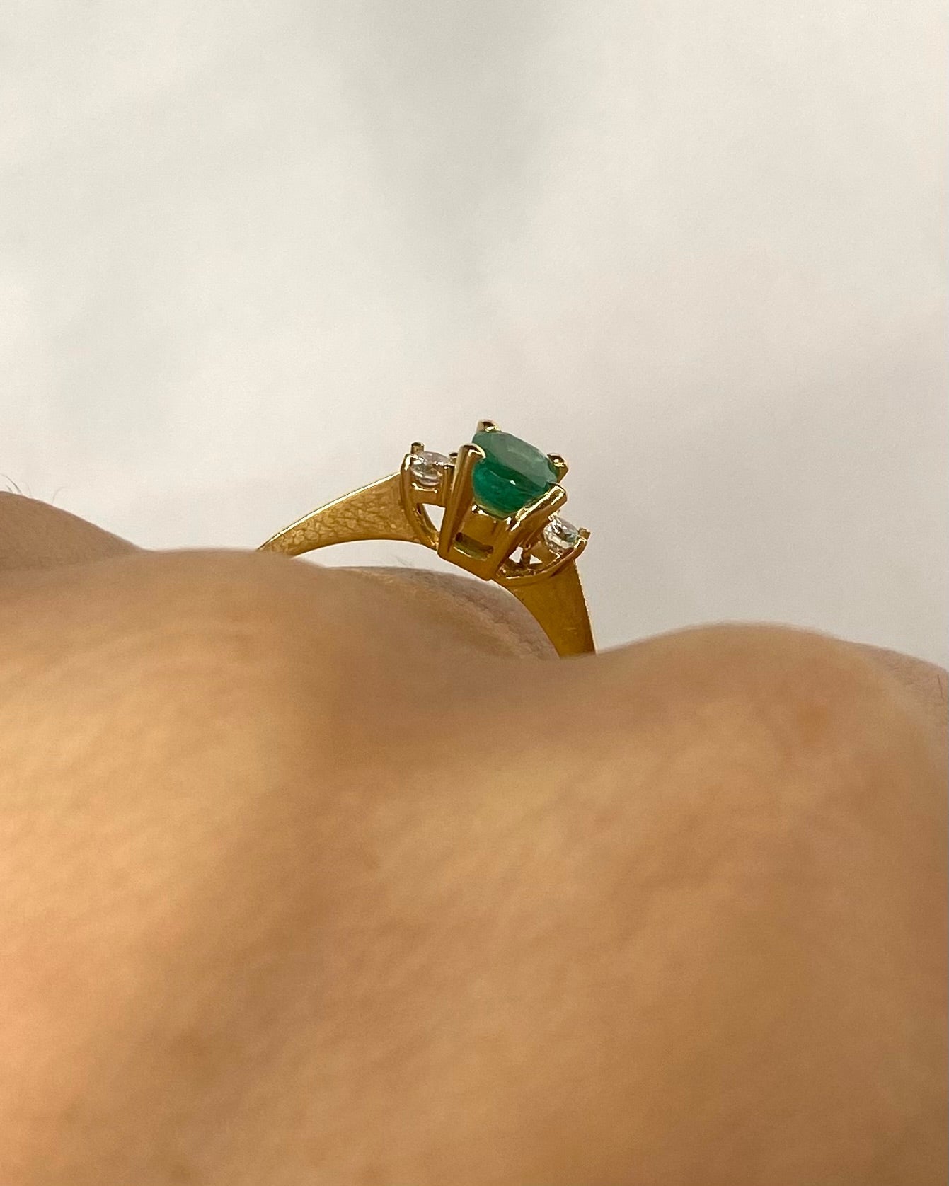 Bague Trilogie Emeraude 0.45 carat &amp; Diamants "Léontine" - Elliade Paris