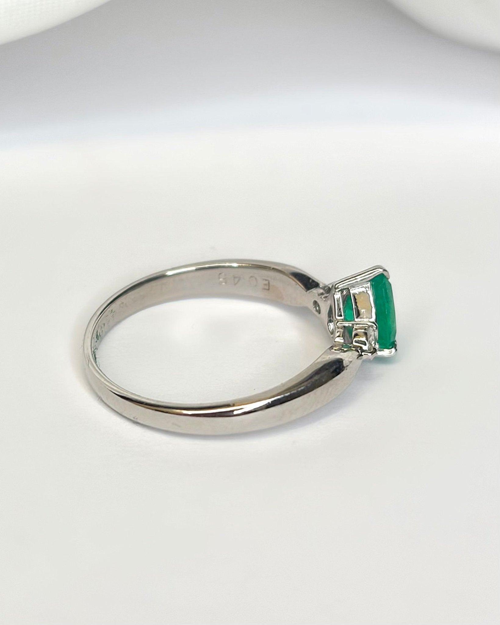 Bague Trilogie Émeraude 0.45 carat &amp; Diamants "Tessa" - Elliade Paris