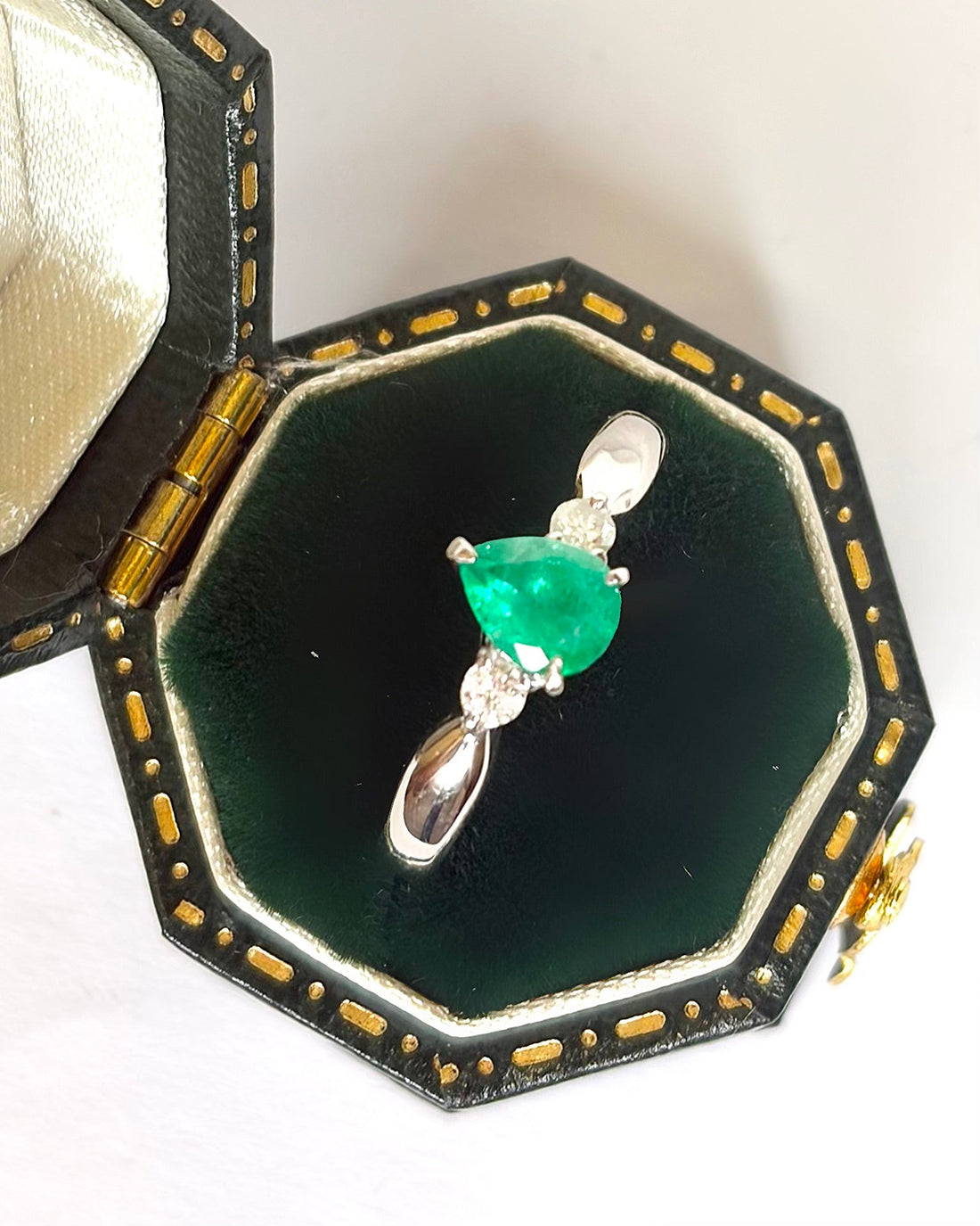 Bague Trilogie Émeraude 0.45 carat &amp; Diamants "Tessa" - Elliade Paris