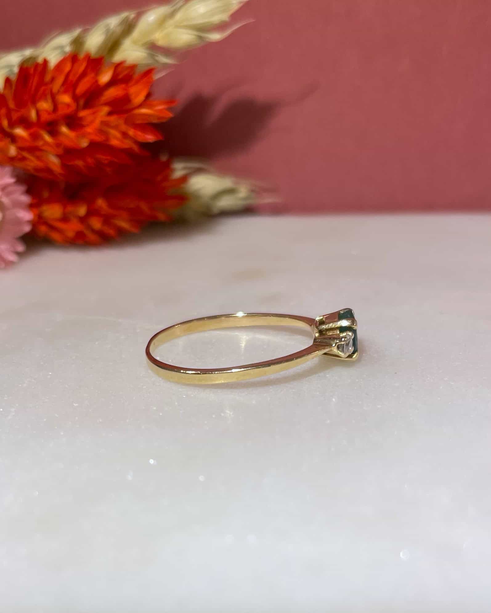 Bague Trilogie Emeraude 0.50 carat &amp; Diamants "Abigail" - Elliade Paris