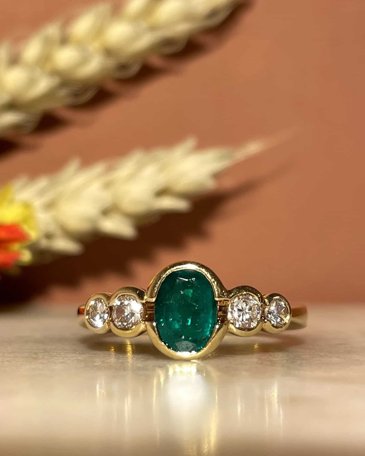 Bague Trilogie Emeraude 0.50 carat &amp; Diamants "Dollie" - Elliade Paris