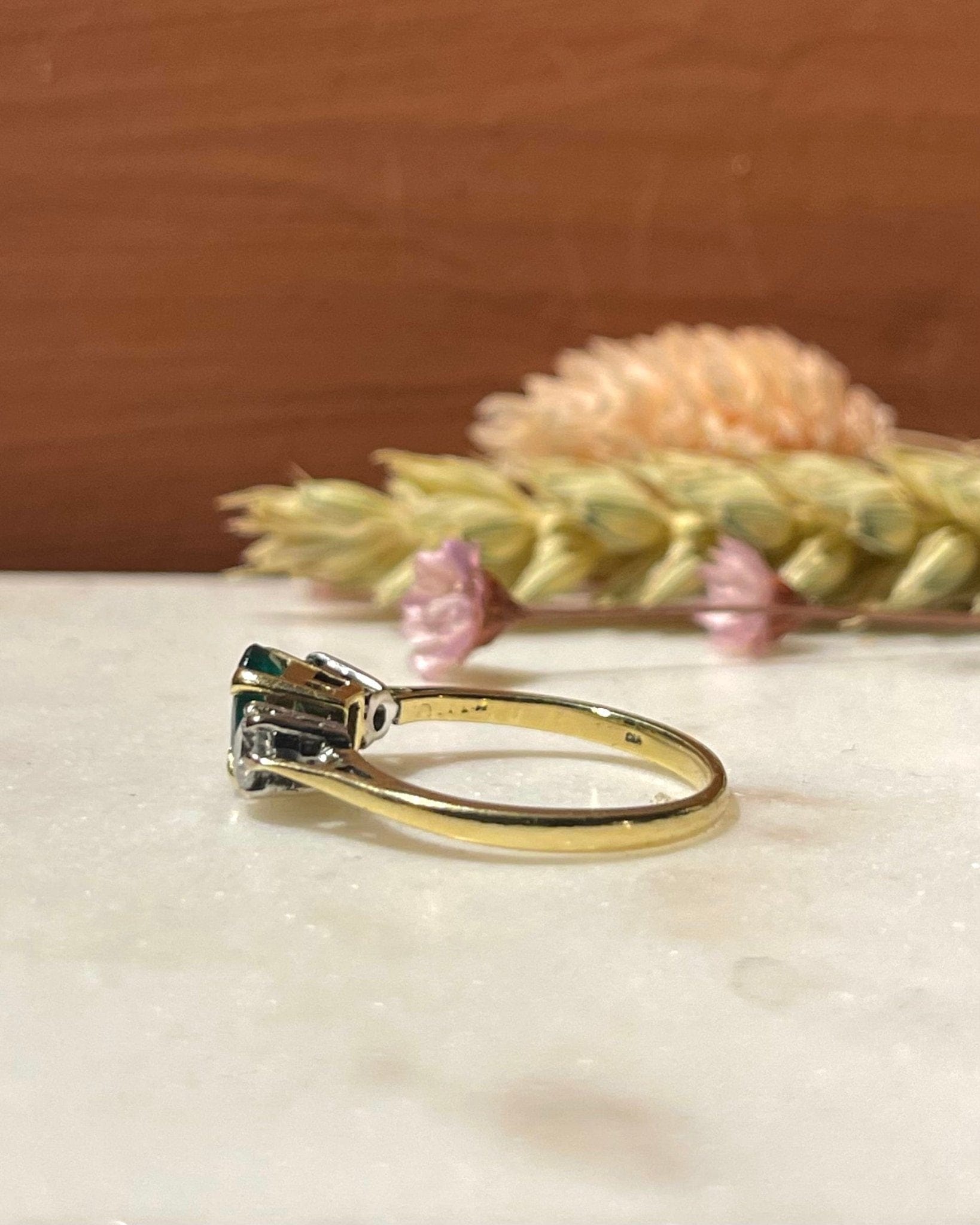 Bague Trilogie Emeraude 0.50 carat &amp; Diamants "Valentine" - Elliade Paris