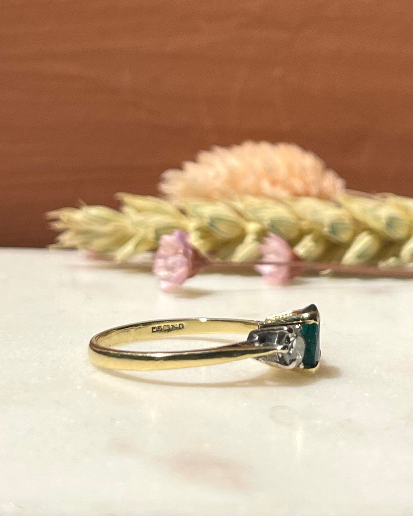 Bague Trilogie Emeraude 0.50 carat &amp; Diamants "Valentine" - Elliade Paris