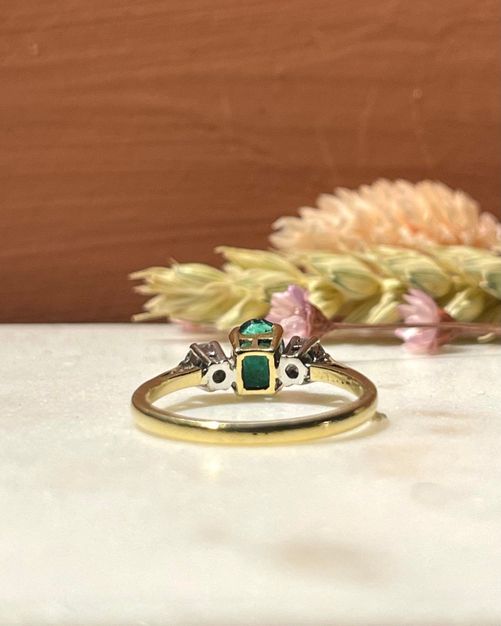 Bague Trilogie Emeraude 0.50 carat &amp; Diamants "Valentine" - Elliade Paris