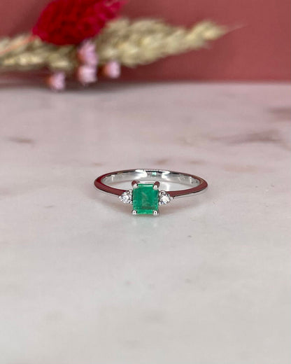 Bague Trilogie Émeraude 0.55 carat &amp; Diamants &quot;Hadia&quot; - Elliade Paris