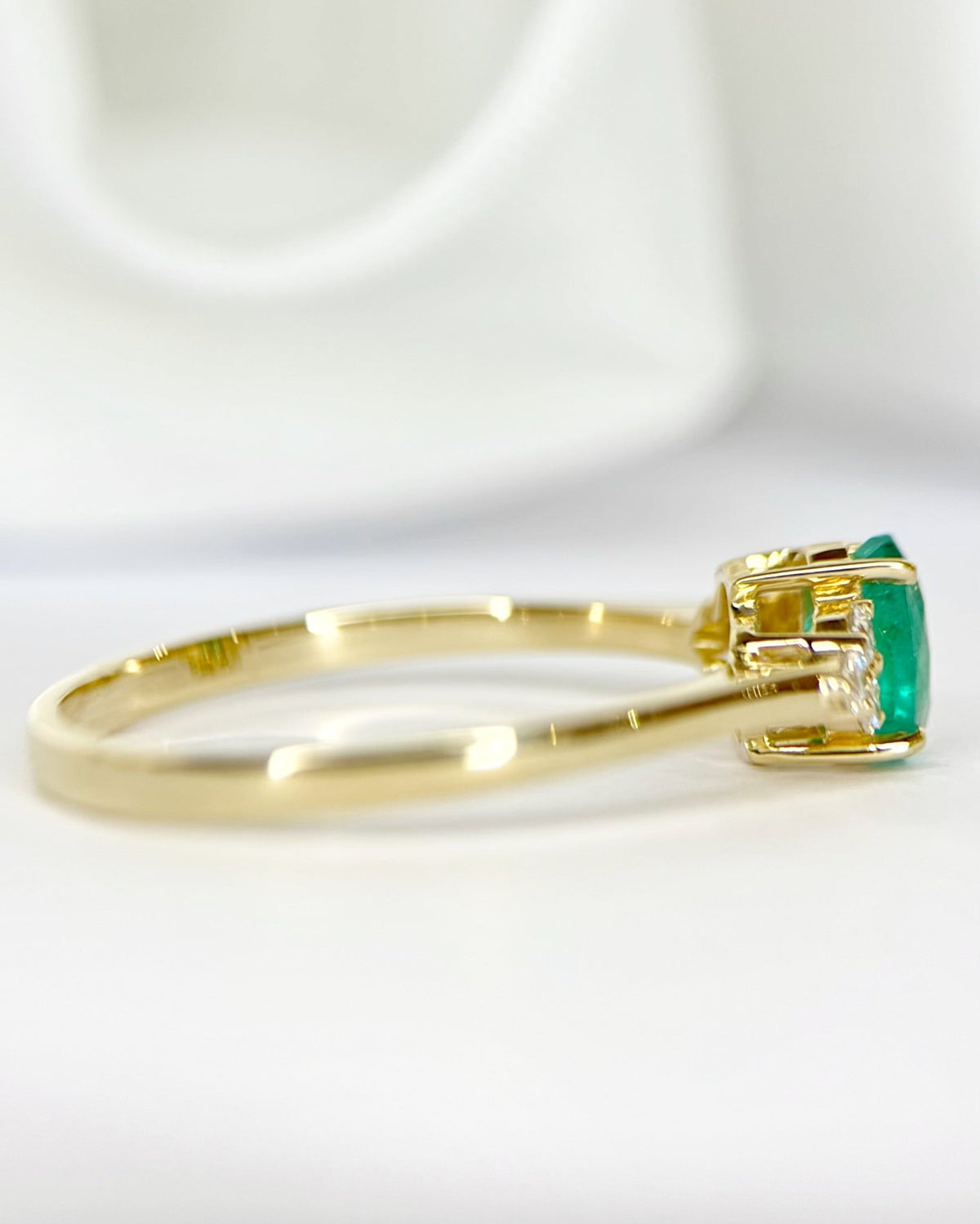 Bague Trilogie Émeraude 0.55 carat &amp; Diamants "Nadine" - Elliade Paris