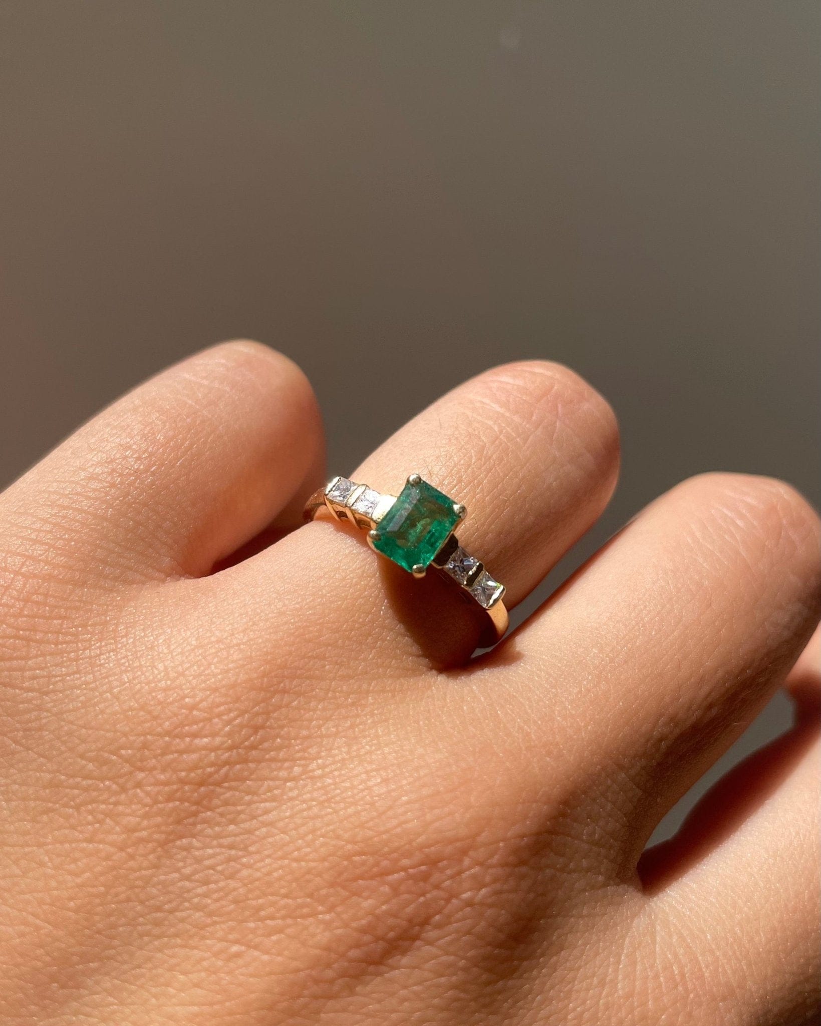 Bague Trilogie Émeraude 0.60 carat &amp; Diamants "Alixéa" - Elliade Paris