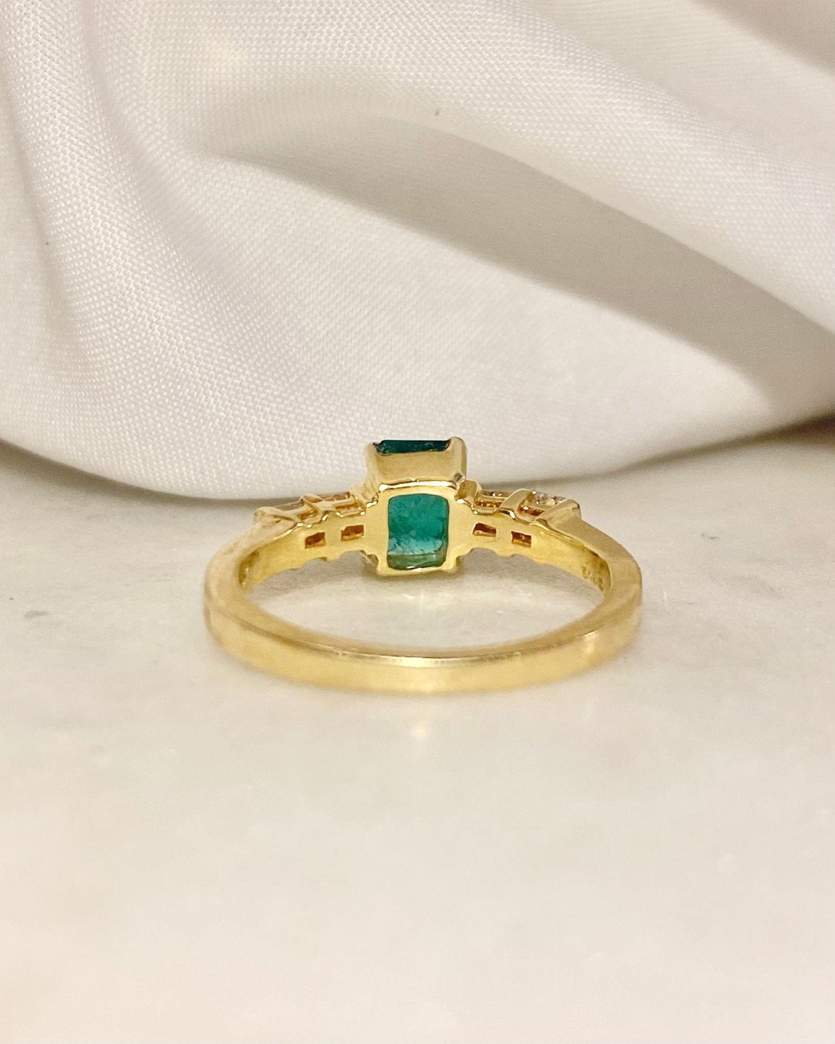 Bague Trilogie Émeraude 0.60 carat &amp; Diamants "Alixéa" - Elliade Paris