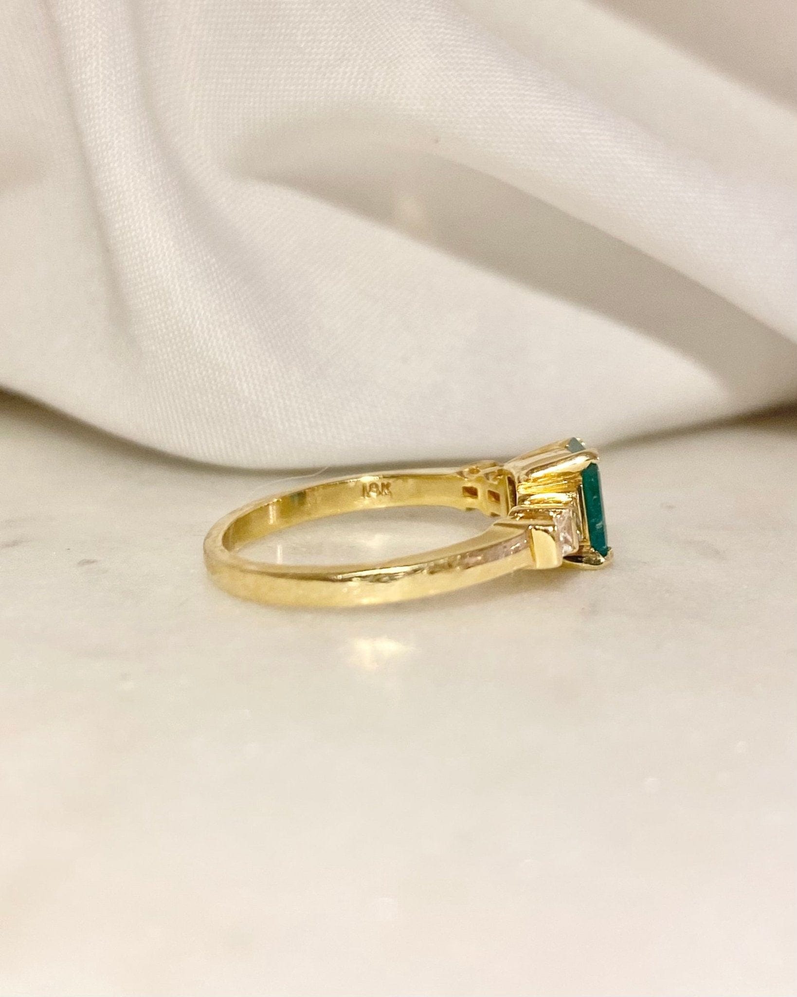 Bague Trilogie Émeraude 0.60 carat &amp; Diamants "Alixéa" - Elliade Paris