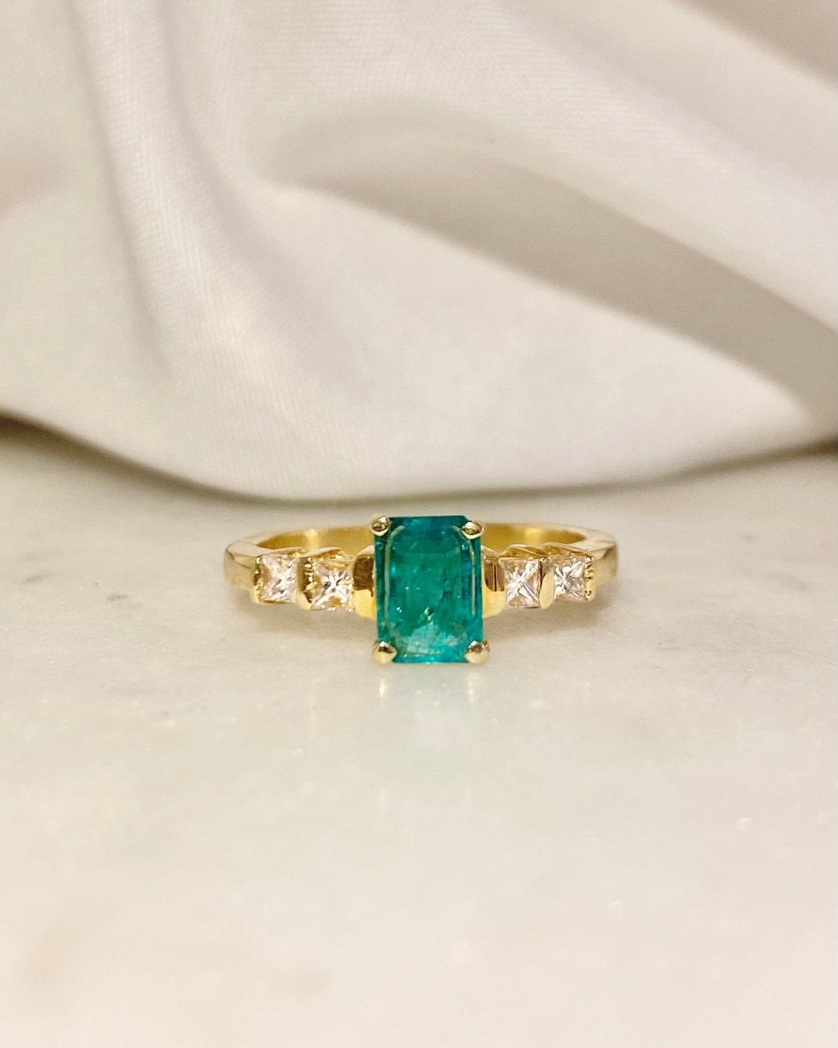 Bague Trilogie Émeraude 0.60 carat &amp; Diamants "Alixéa" - Elliade Paris