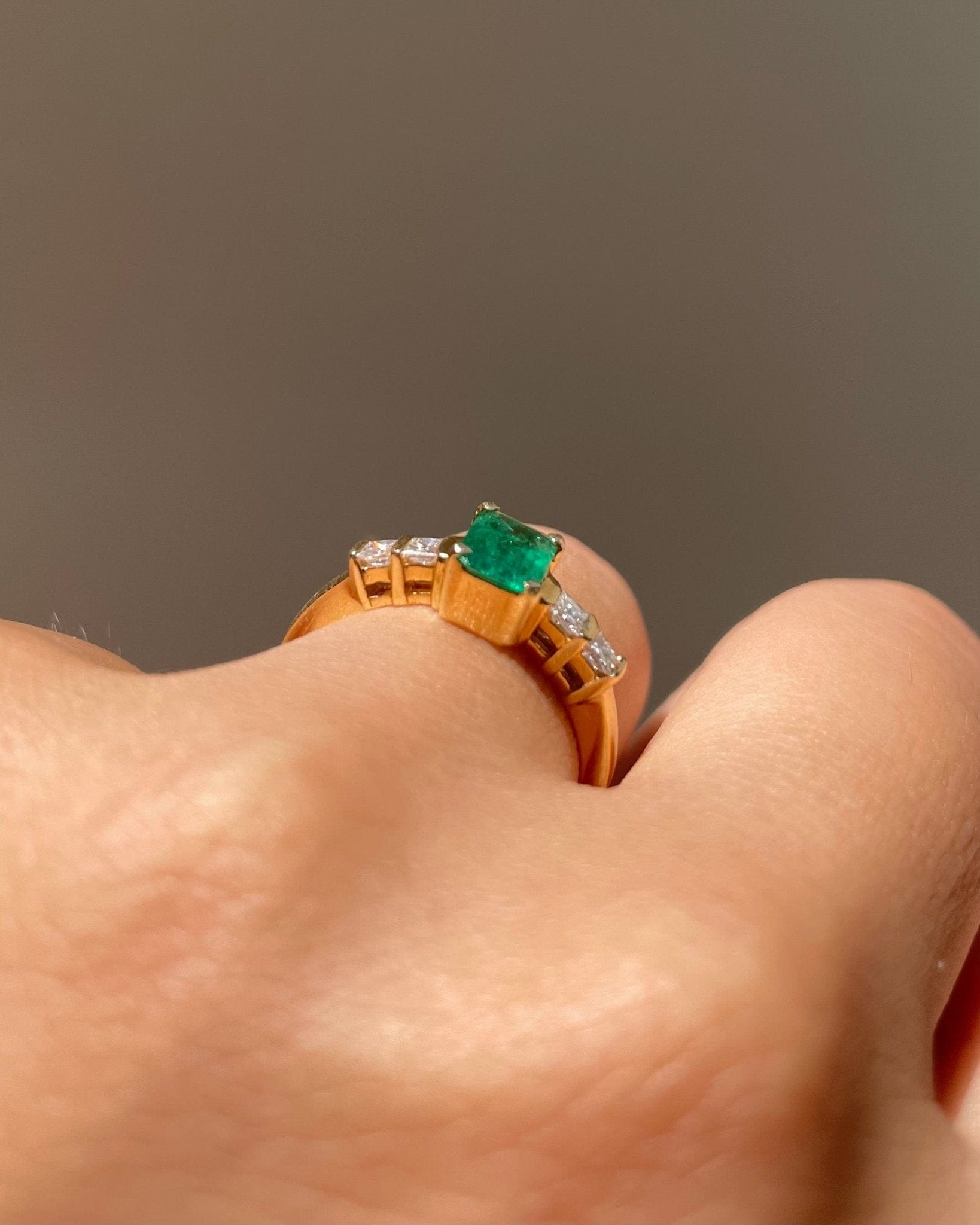 Bague Trilogie Émeraude 0.60 carat &amp; Diamants "Alixéa" - Elliade Paris