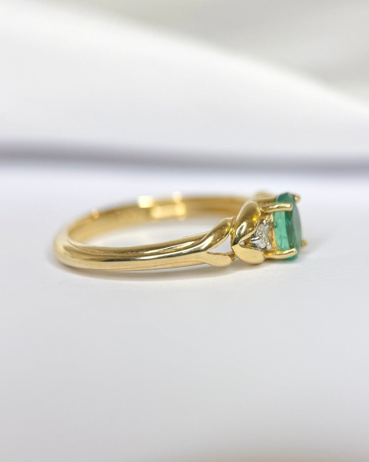 Bague Trilogie Émeraude 0.65 carat &amp; Diamants "Loriane" - Elliade Paris
