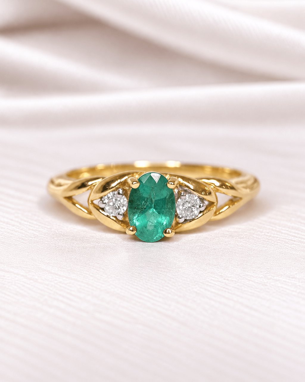 Bague Trilogie Émeraude 0.65 carat &amp; Diamants "Loriane" - Elliade Paris